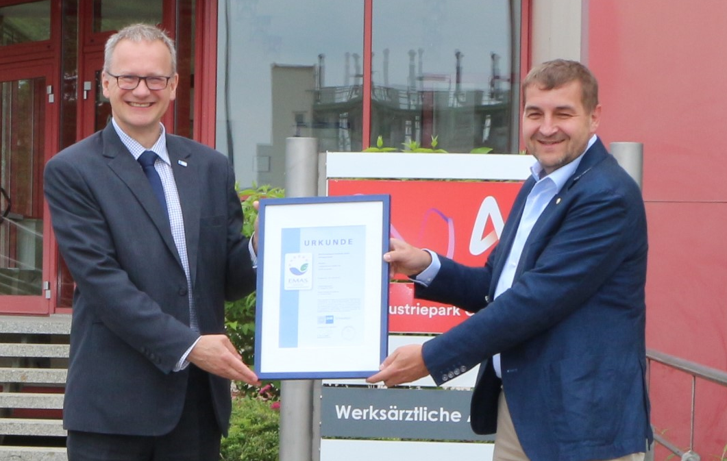 IHK-Regionalgeschäftsführer Jens Walter überreichte die EMAS-Urkunde an den Umweltschutz-Verantwortlichen der MVV Industriepark Gersthofen GmbH, Dr. Markus Leirer. Foto: Ingrid Knöpfle/MVV