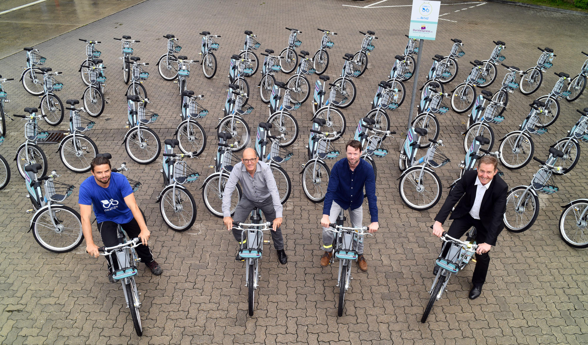 Matthias Bienert Operation Manager Nextbike, Augsburgs Umweltreferent Reiner Erben, Mirco Göbert Standortleiter Durstexpress und swa Geschäftsführer Dr. Walter Casazza auf den neuen swa-Rädern. Foto: swa/Thomas Hosemann