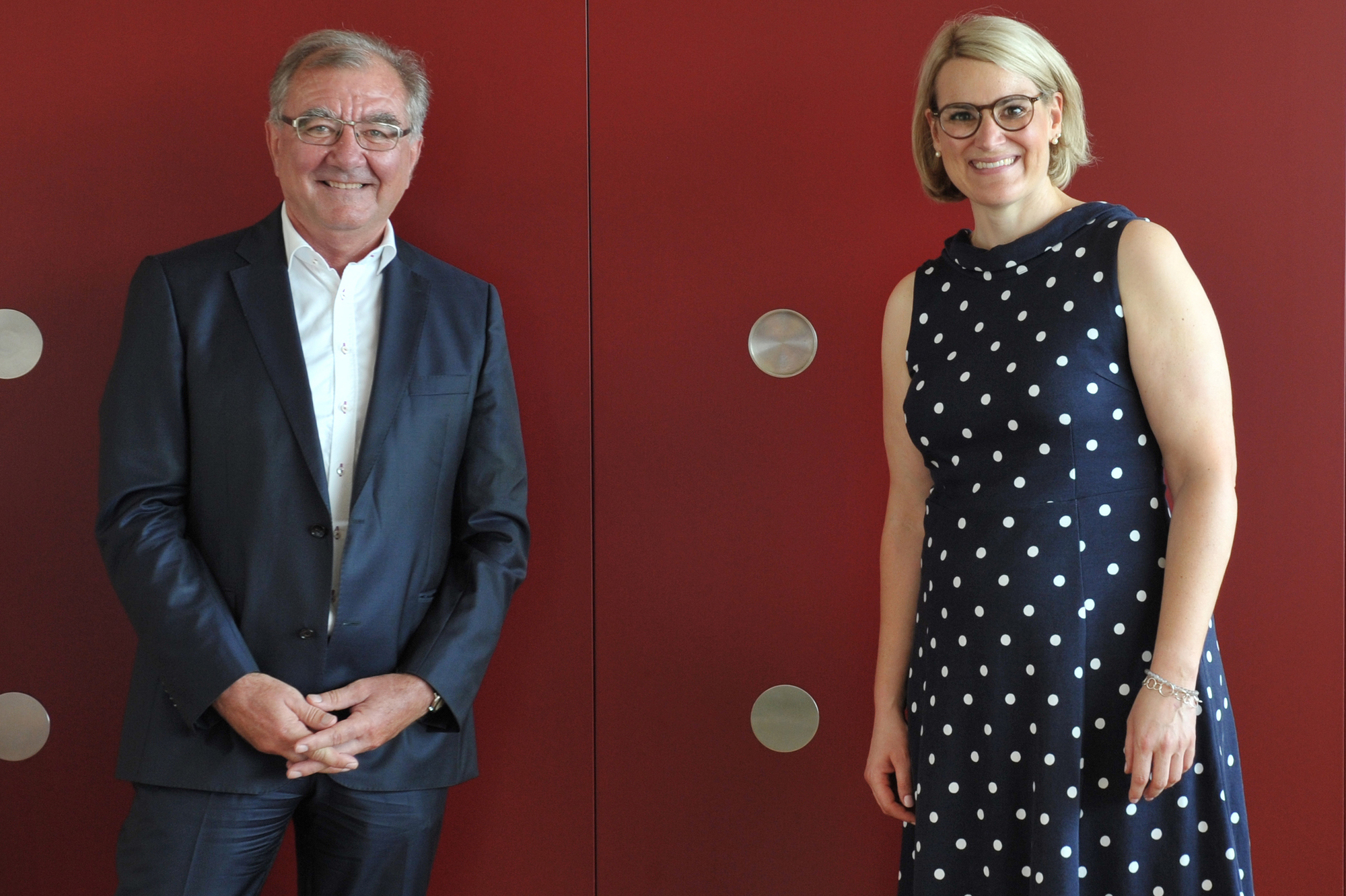Dr. Walter Eschle, stv. Vorstandsvorsitzender Stadtsparkasse Augsburg und Eva Weber, Oberbürgermeisterin der Stadt Augsburg. Foto: sska