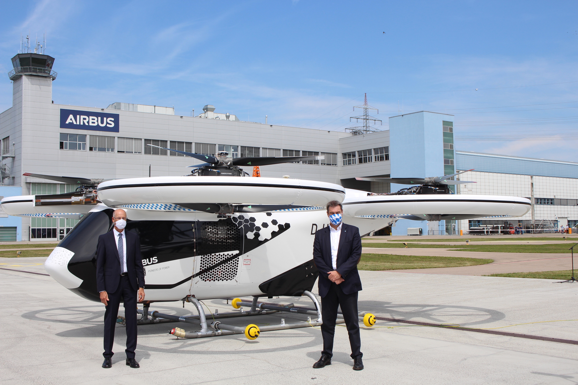 Wolfgang Schoder, Deutschland-Chef von Airbus Helicopters und Bayerns Ministerpräsident Dr. Markus Söder beim Besuch bei Airbus. Foto: B4B WIRTSCHAFTSLEBEN SCHWABEN/ Laura Cedrone