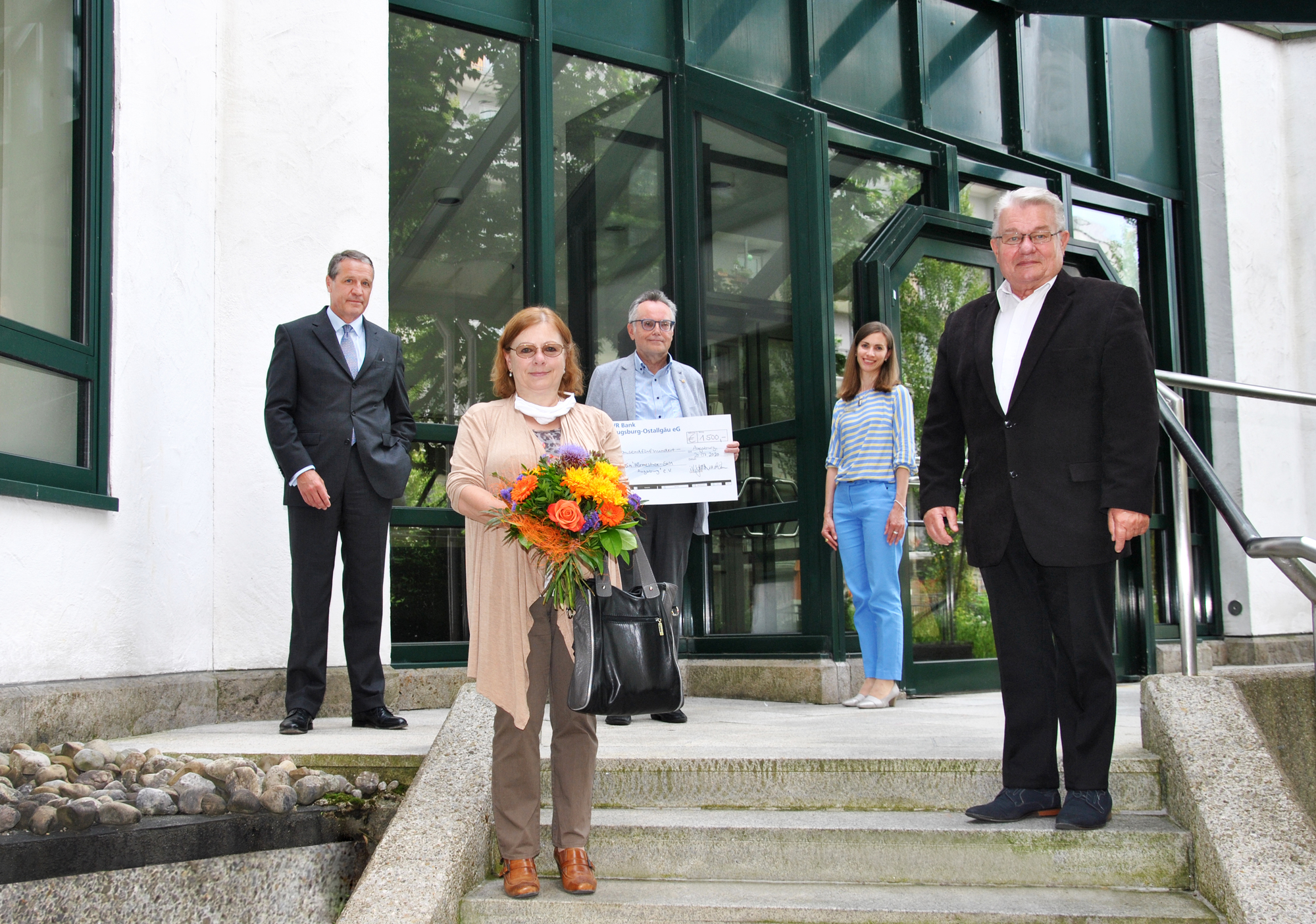 Heinrich Stumpf, Vorstand VR Bank Augsburg-Ostallgäu eG, Ulla Schmid, Finanzverwaltung Förderverein Wärmestube, Manfred Schönfelder, 2. Vorstand Förderverein Wärmestube, Martina Gabriel, Regionalleiterin VR Bank Augsburg-Ostallgäu eG und Hans Stecker, Beisitzer Förderverein Wärmestube. Foto: VR Bank