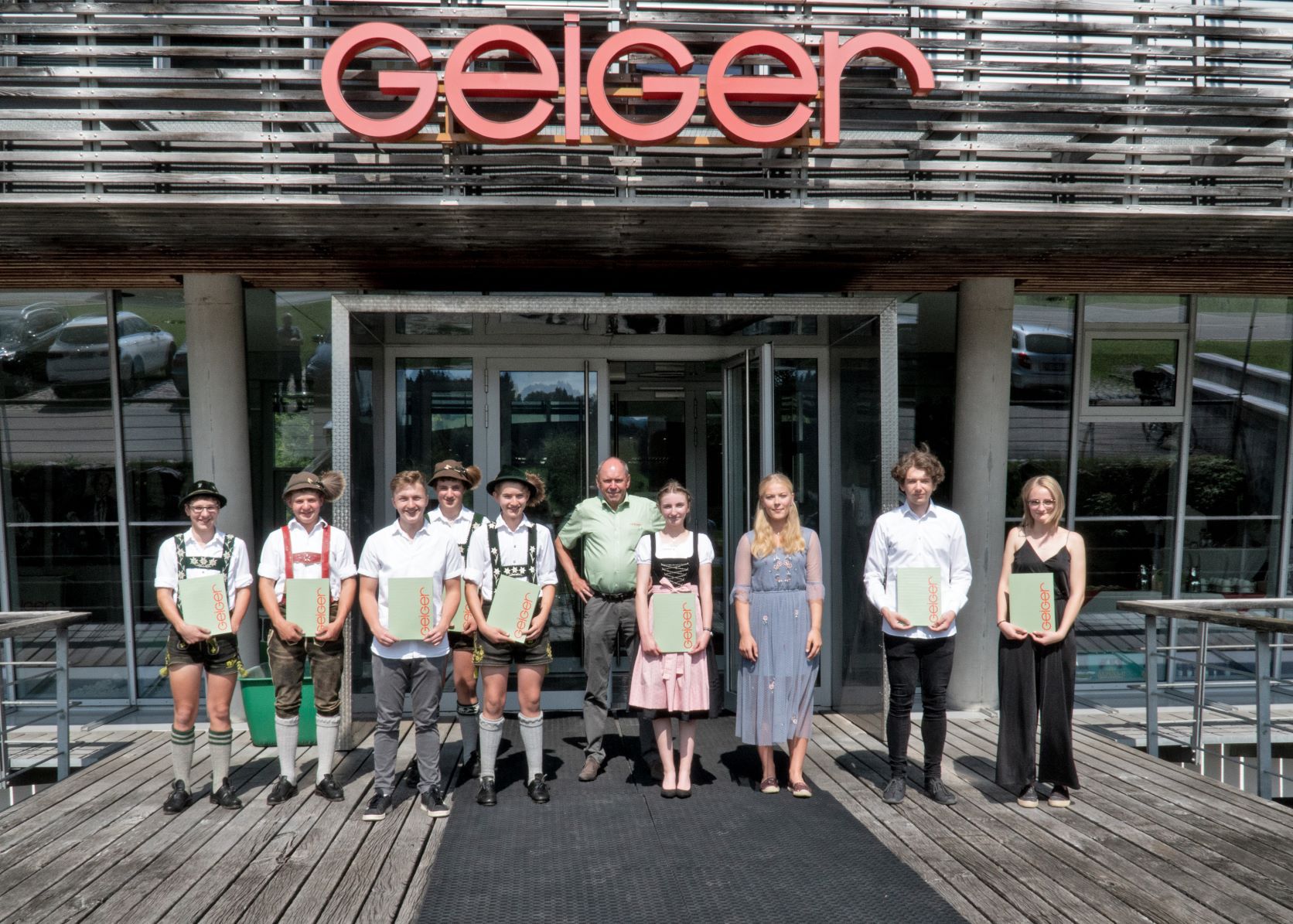 Von links: Pius Eberle, Simon Schraudolf, Dustin-Lorenz Tauscher, Kilian Dornach, Josef Math, Pius Geiger, Katharina Vogler, Valentina Geiger, Kevin Istrate und Hannah Ottmann. Foto: Geiger Unternehmensgruppe-web