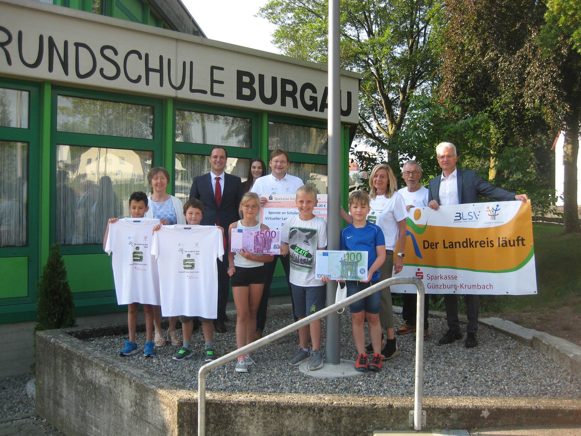 Angelika Rogg-Bigelmaier, Schulleitung der Grundschule Burgau, Daniel Gastl, Sparkassen-Chef Günzburg-Krumbach, Barbara Lenzgeiger, Lehrerin GS Burgau, Landrat Dr. Hans Reichhart, Andrea Högel, Sportbeauftragte/Landkreis, Friedrich Birkner, BLSV, Robert Kaifer, Schulrat und Schüler der Klasse 3b. Foto: Ute Happ