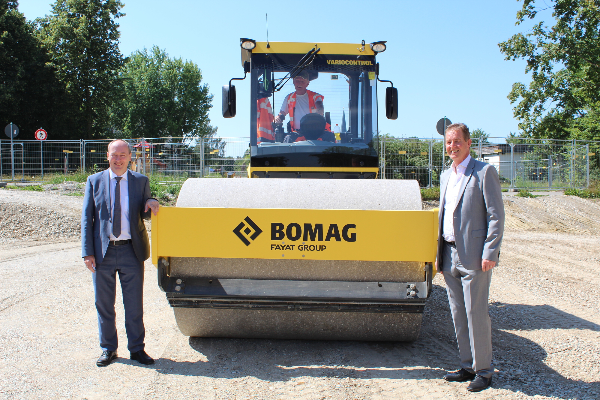 Der Königsbrunner Bürgermeister Franz Feigl (links) und swa-geschäftsführer Dr. Walter Casazza (rechts) vor einer Baumaschine beim Einsatz für die Verlängerung der Straßenbahnlinie 3 nach Königsbrunn. Foto: Michael Ermark / B4B WIRTSCHAFTSLEBEN SCHWABEN