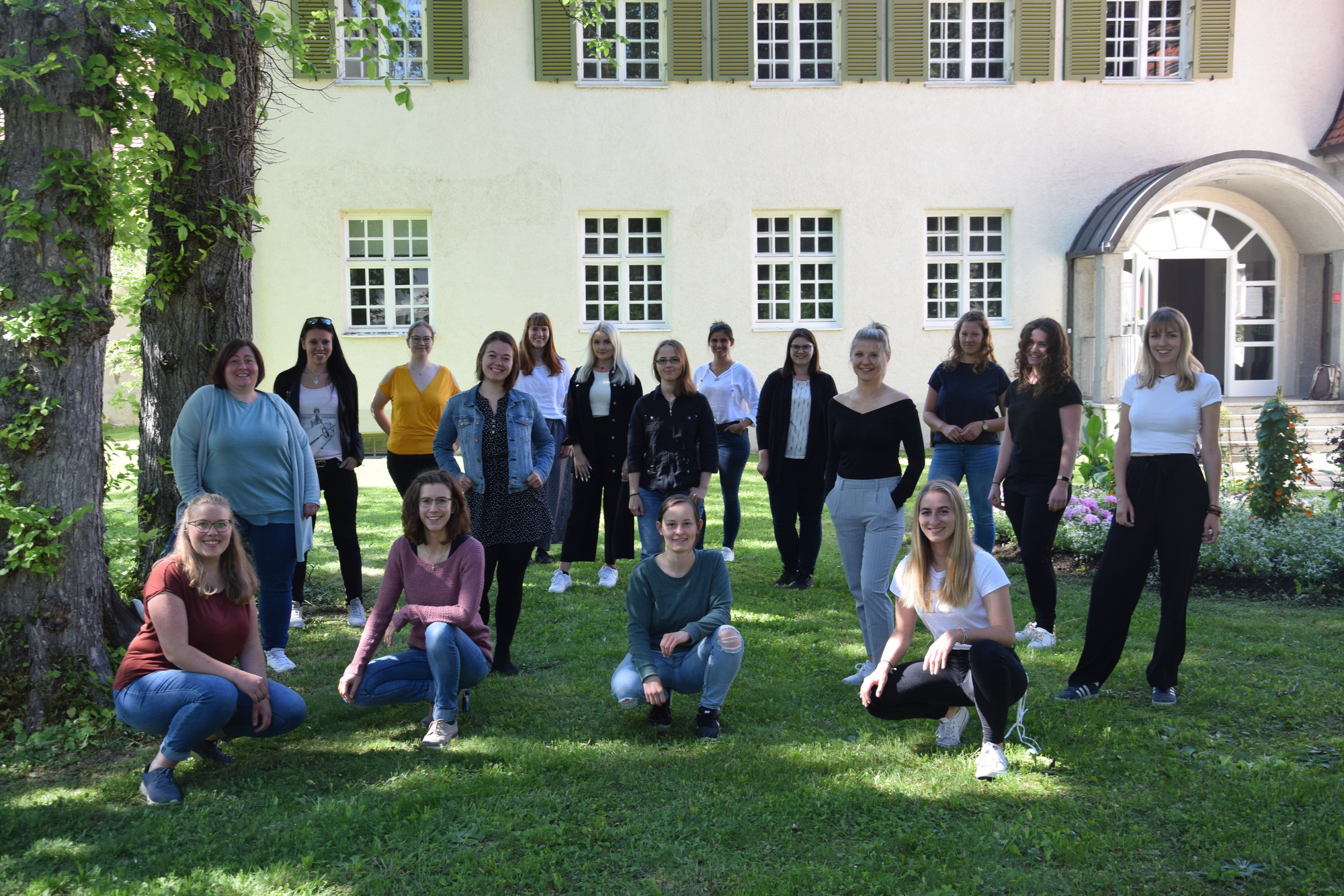 Die 17 erfolgreichen Absolventinnen des Abschluss-Jahrgangs 2020 der Berufsfachschule für Ergotherapie in Günzburg. Foto: Hanna Nehring