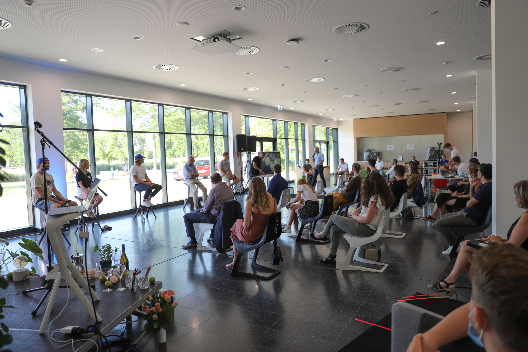 Drei junge und zwei etablierte Start-ups präsentierten im Pitch-Wettbewerb. Von links: Luke Patruno (Sparktogo), Annika Degen (Wasserpunkt), Marten Schulze (Peng), Ulrich Zimmermann (Berg), Florian Pachaly (Recup), Daniel Schallmo (HNU). Foto: privat