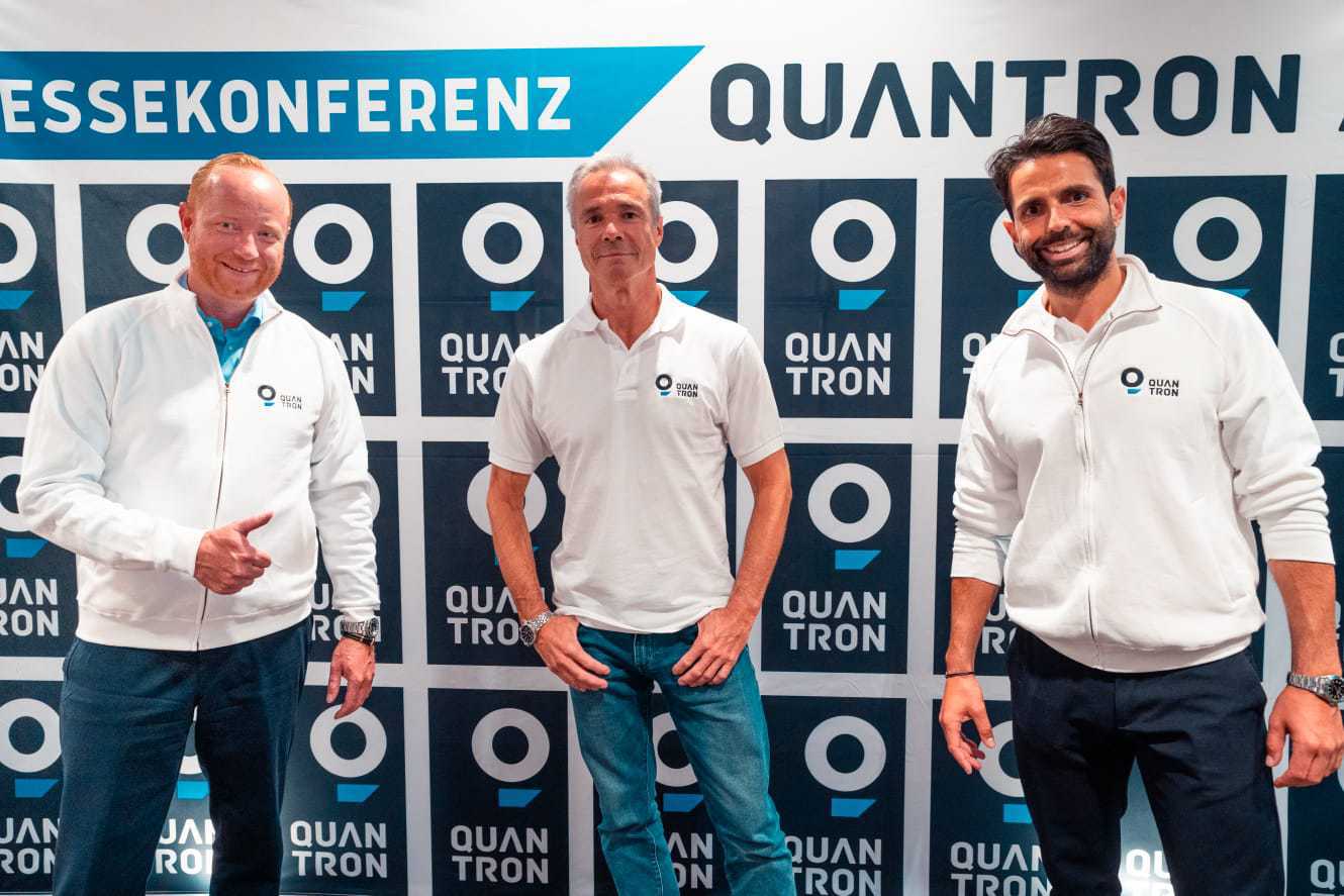 Schauspieler Hannes Jaenicke (Mitte) moderierte die Pressekonferenz der Quantron AG am 04. August 2020. Andreas Haller, Vorstand der Quantron AG, (links), gab Einblicke in das Unternehmen. Serhat Yilmaz, CMO der Quantron AG (rechts). Foto: Quantron AG.