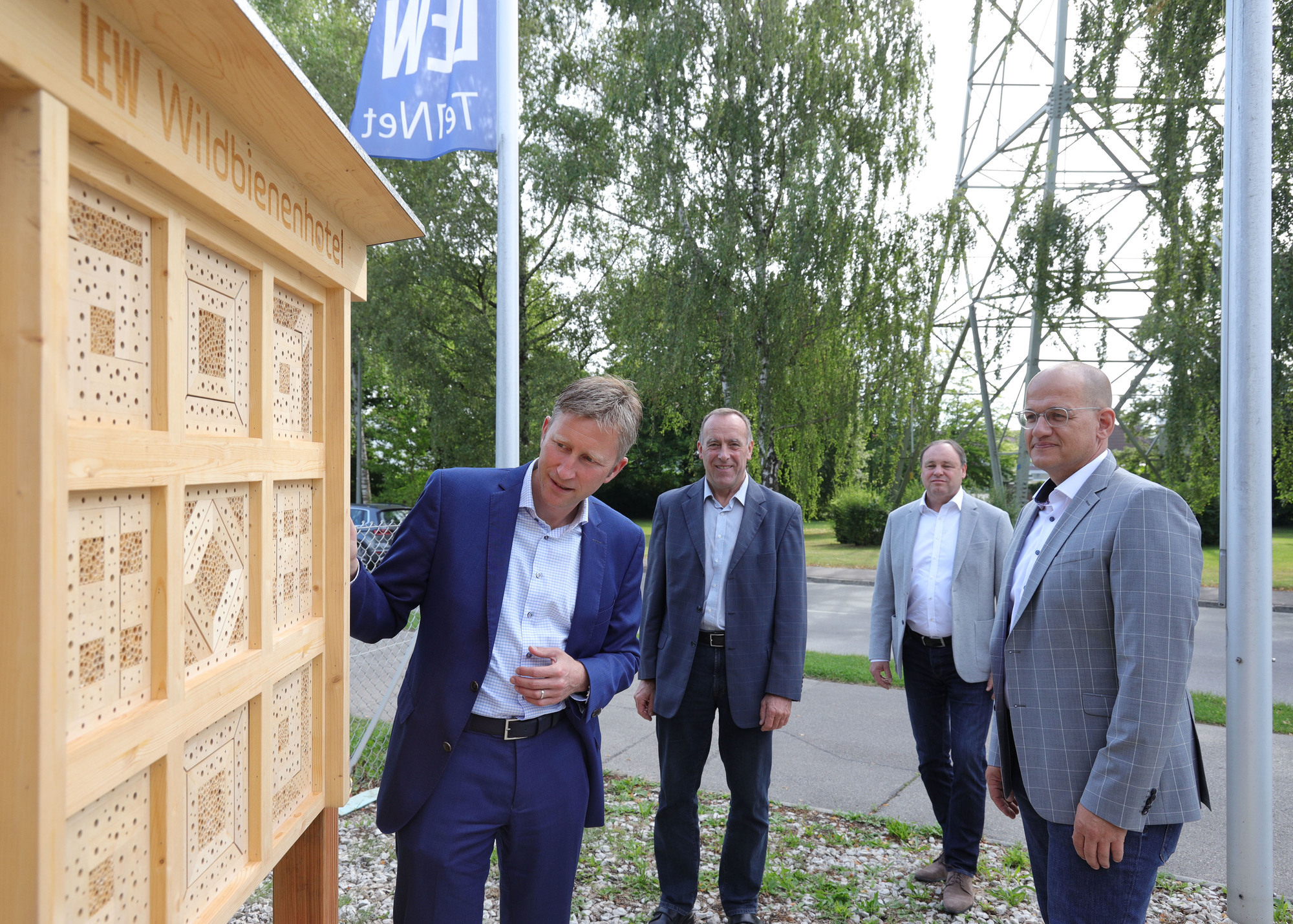 (v.l.) Neusäß‘ Erster Bürgermeister Richard Greiner, LEW-Kommunalbetreuer Peter Kraus und die beiden Geschäftsführer von LEW TelNet Johannes Stepperger und Jörn Schoof bei der Vorstellung des Insektenhotels auf dem Firmengelände in Neusäß. Foto: LEW / Michael Hochgemuth