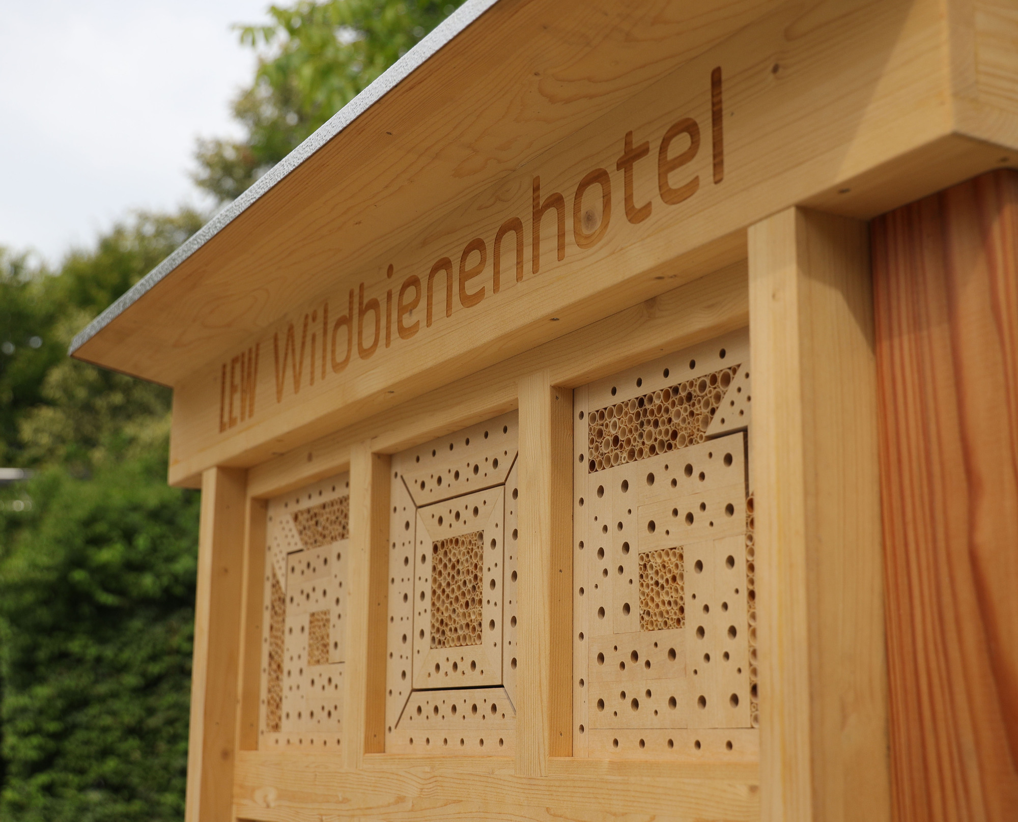 Eines von insgesamt vier Insektenhotels, die LEW auf eigenen Flächen aufstellt. Foto: LEW / Michael Hochgemuth