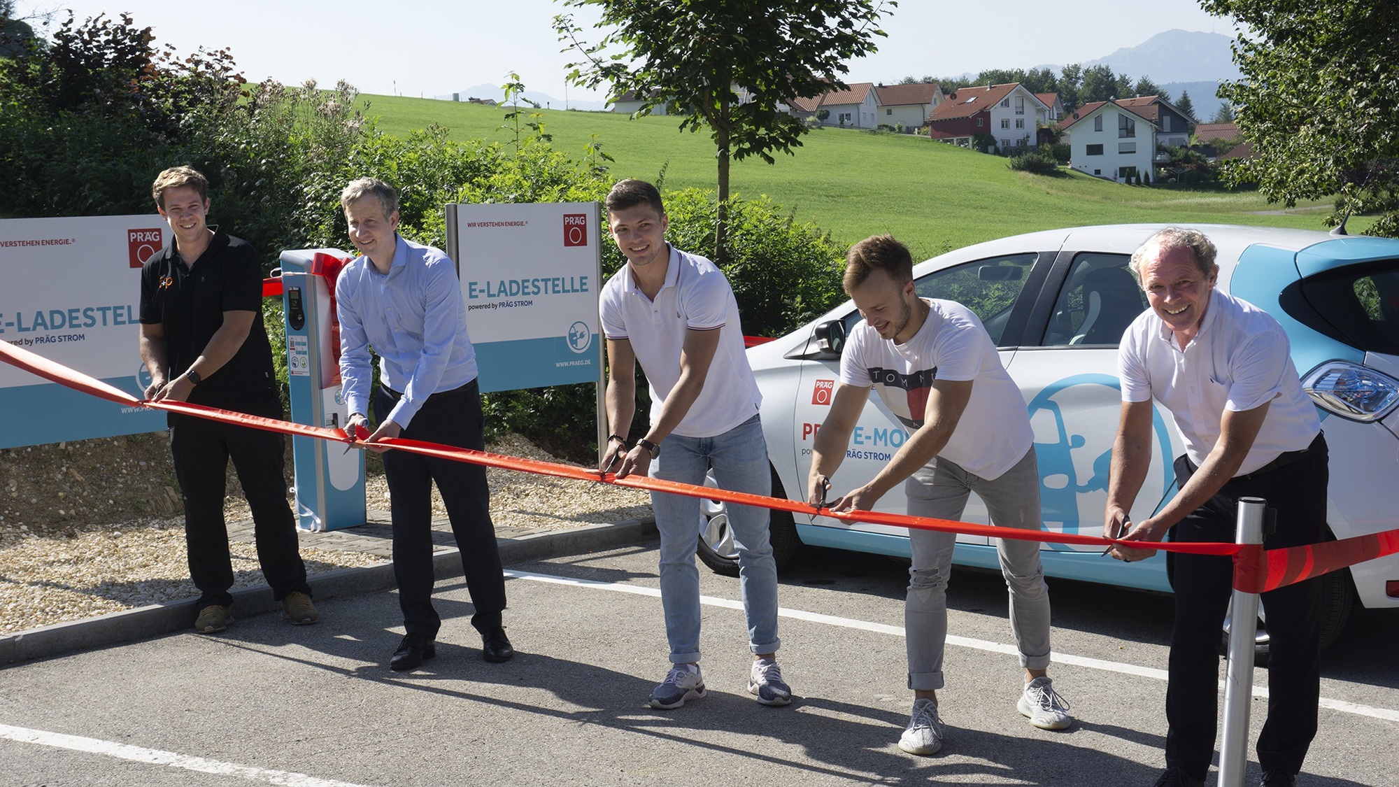 Einweihung der neuen E-Ladestation am Sportpark Waltenhofen:  Linus Ernst (Studioleiter des f+p SportPark in Waltenhofen), Marc Deisenhofer (Geschäftsführer von Präg), Elias Bodenmüller (Geschäftsführer des Lina Laune Land und des Skyhouse Trampolinpark), Kris Ahrensberg (ebenfalls Geschäftsführer des Lina Laune Land und des Skyhouse Trampolinpark) und Eckhard Harscher (Bürgermeister Waltenhofen). Foto: Präg