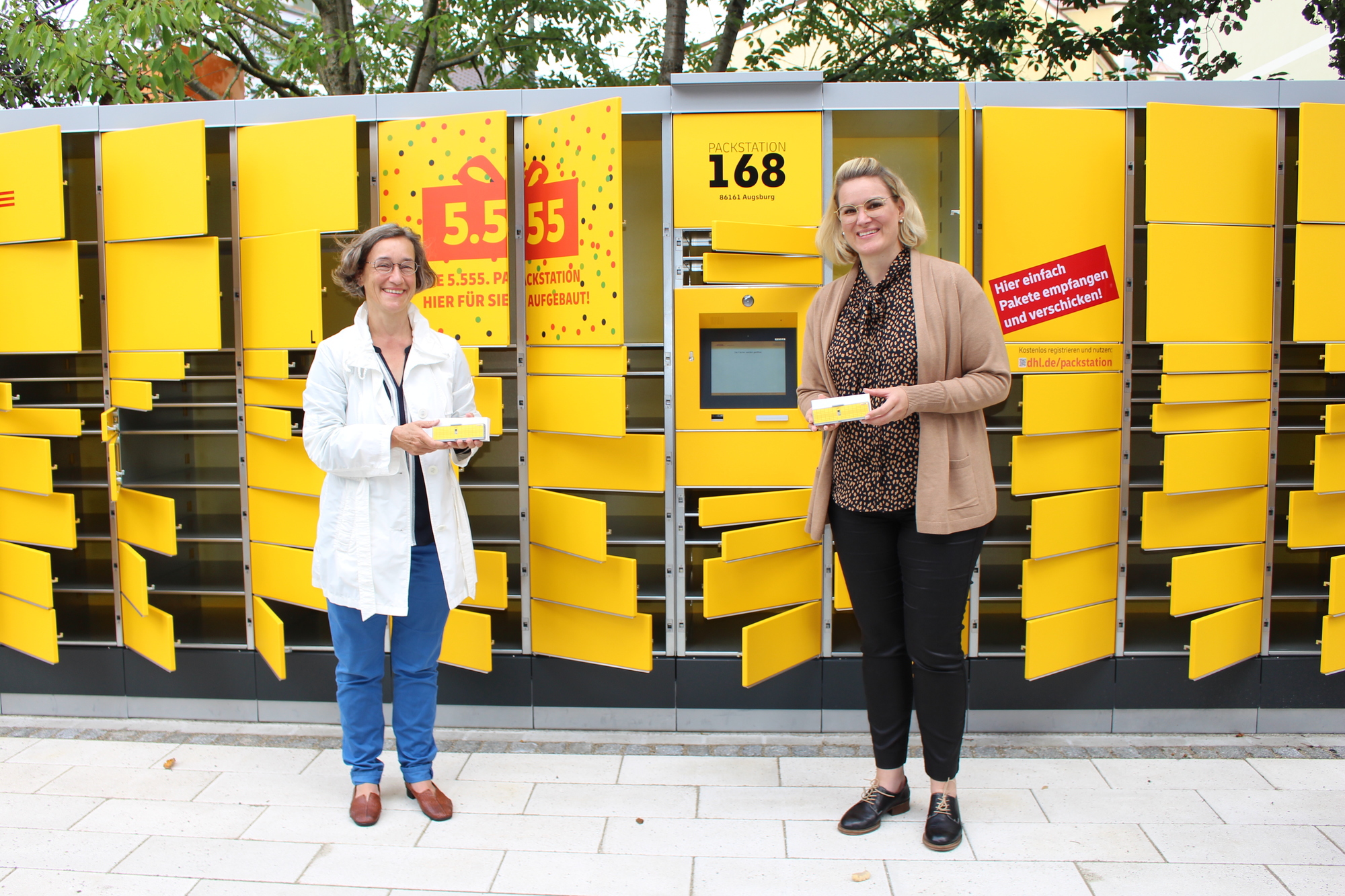 Prof. Dr. Elisabeth Krön, Vizepräsidentin für Weiterbildung und Wissenstransfer an der Hochschule Augsburg gemeinsam mit Eva Weber, Oberbürgermeisterin von Augsburg, vor der geöffneten Packstation. Foto: Laura Cedrone/ B4B WIRTSCHAFTSLEBEN SCHWABEN