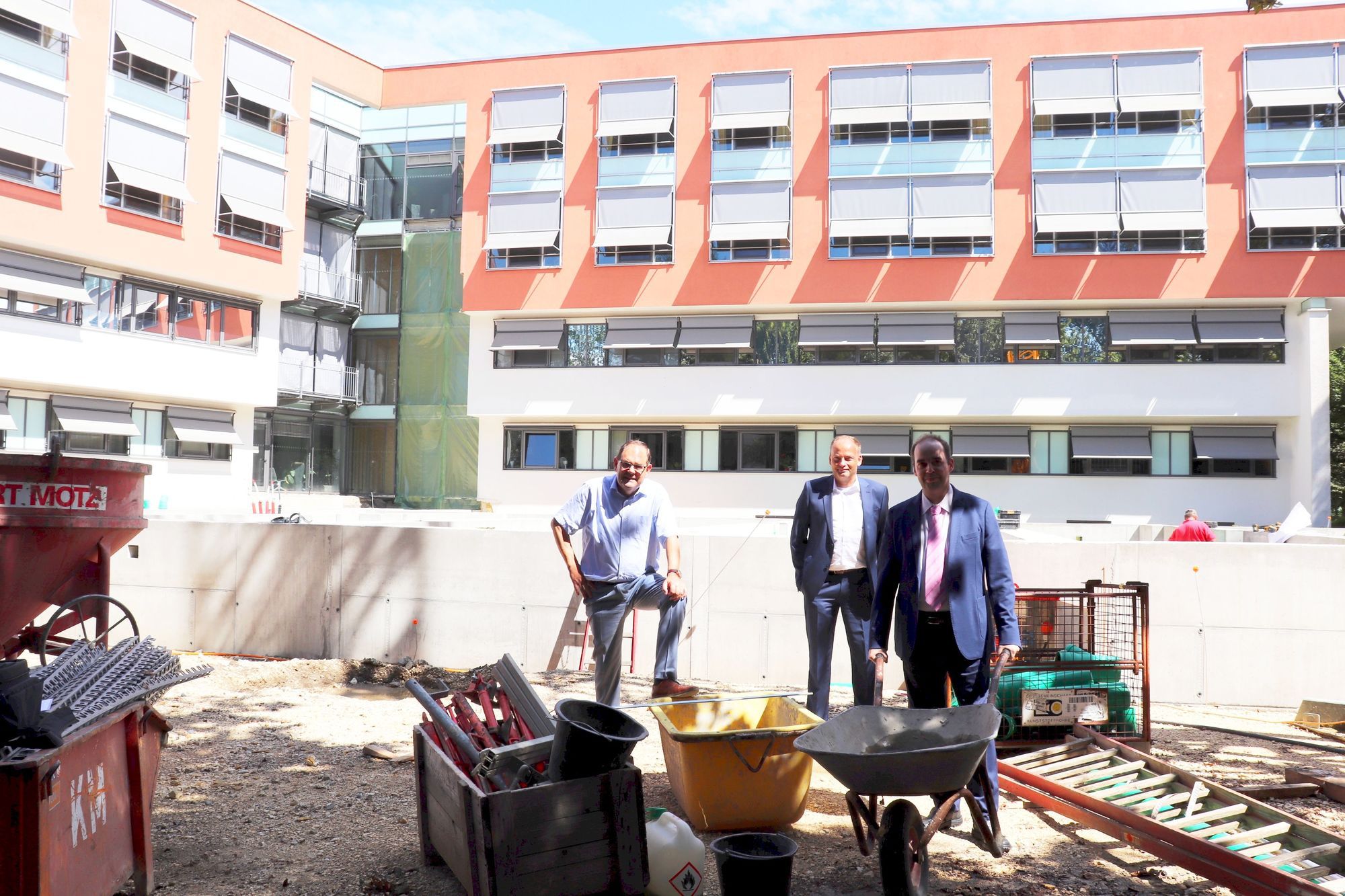 Stellvertretender Landrat Franz Clemens Brechtel (links), Marc Engelhard (Mitte) und Christian Pröll (rechts) trafen sich zu einer Baustellenbesichtigung. Foto: Jürgen Bigelmayr / Landratsamt Neu-Ulm
