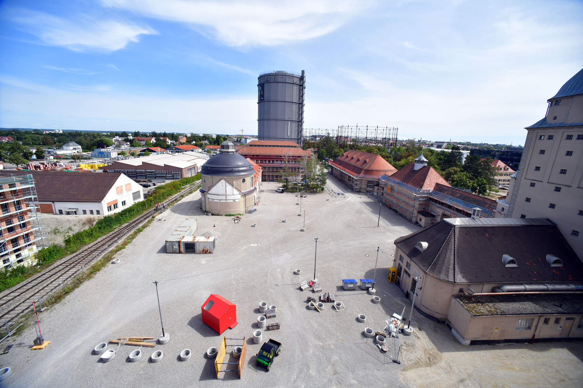 Entlang der Bahngleise, von dem runden Gebäude in der Bildmitte, dem kleinen Scheibengasbehälter, bis zu den Betonringen unten wird das neue Gebäude für Bands und Musiker entstehen. Foto: swa / Thomas Hosemann