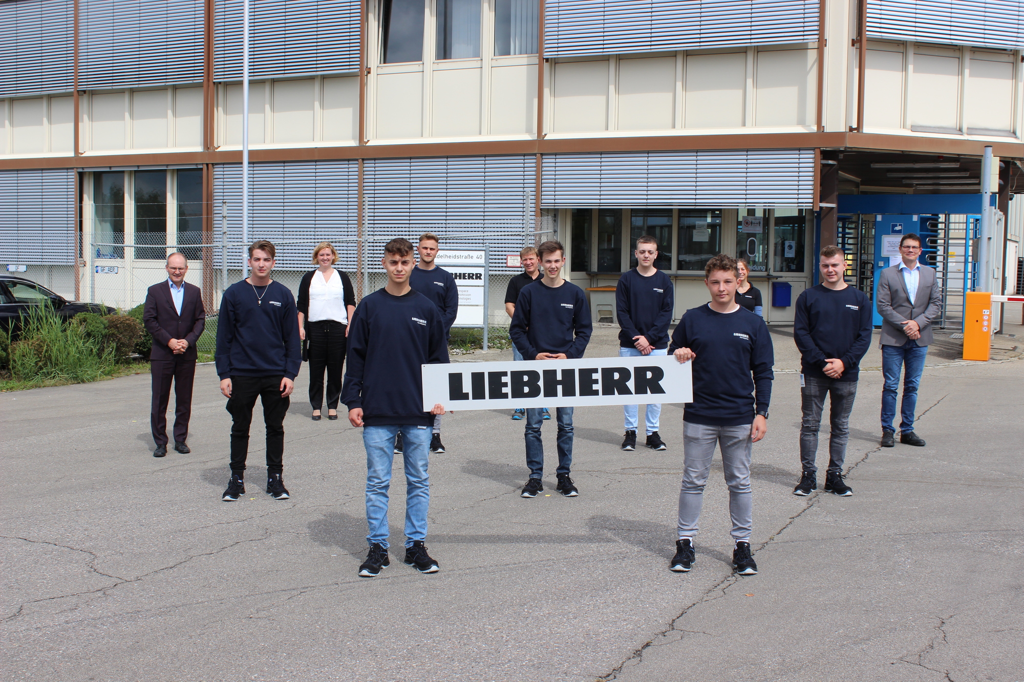 Die Auszubildenden des Ausbildungsjahrgangs 2020 bei Liebherr-Aerospace am Standort Friedrichshafen, gemeinsam mit der Geschäftsführung und ihren Ausbildern. Foto: Liebherr