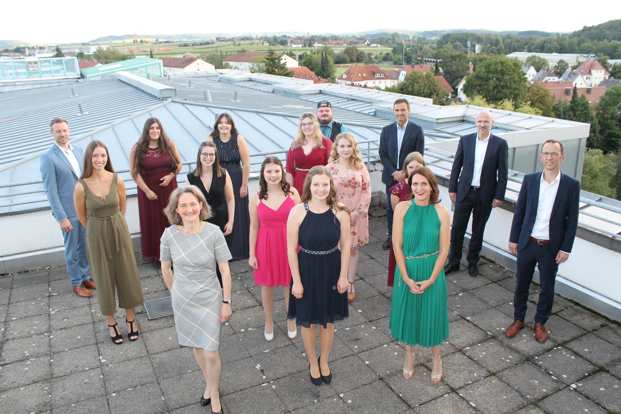 Geschäftsführer Franz Huber, Landrat Alex Eder, Ärztlicher Direktor Dr. Manfred Nuscheler, Pflegedirektor Stanislav Koren und Schulleiterin Dr. Jannine Weishaupt-Nussbaumer gratulieren den frisch examinierten Gesundheits- und Krankenpflegern zum Examen. Foto: Klinikverbund Allgäu