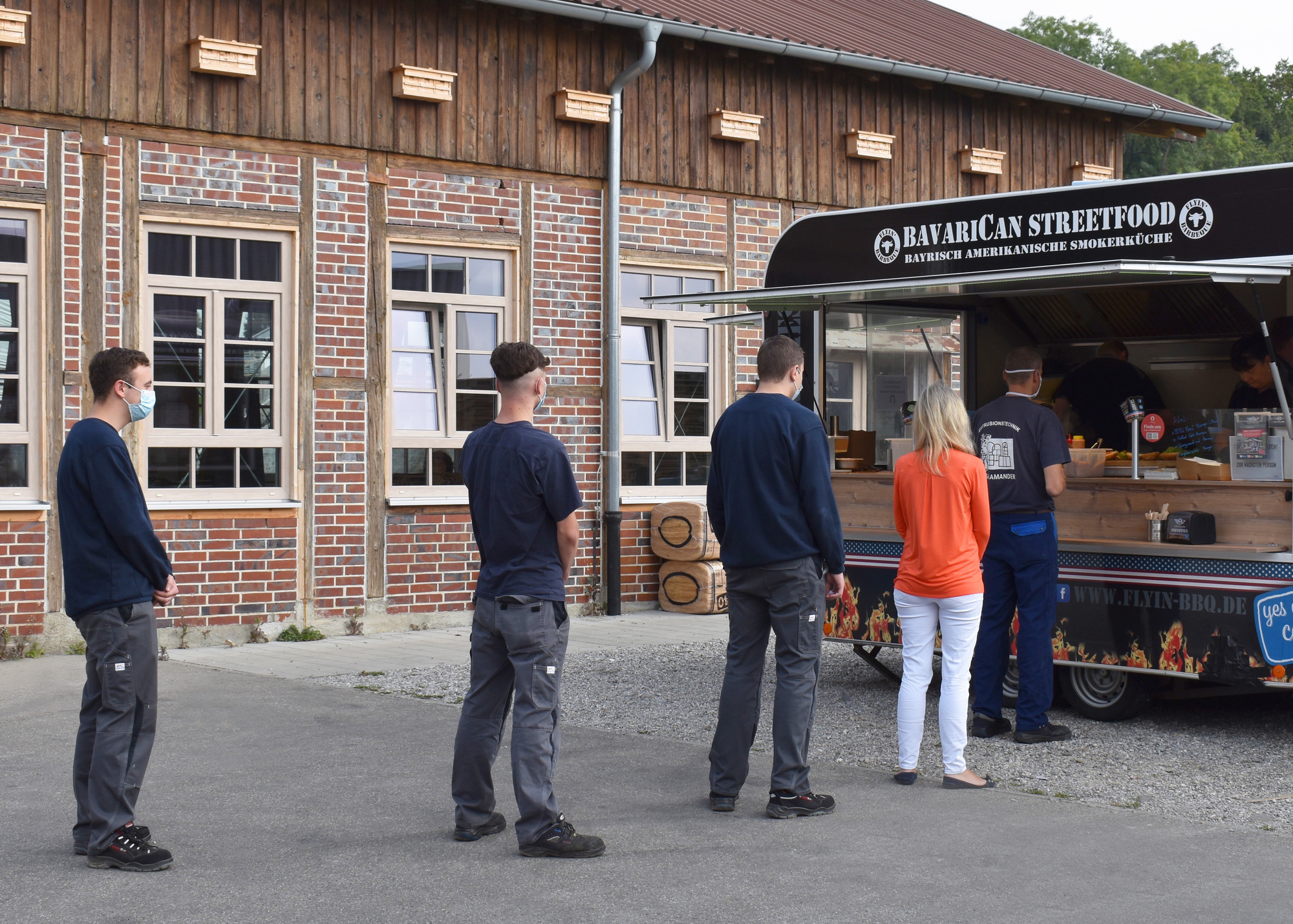Als Zeichen der Wertschätzung für alle Mitarbeiter: Foodtruck mit Essensgutscheinen bei Salamander Industrie-Produkte. Foto: Salamander Industrie-Produkte