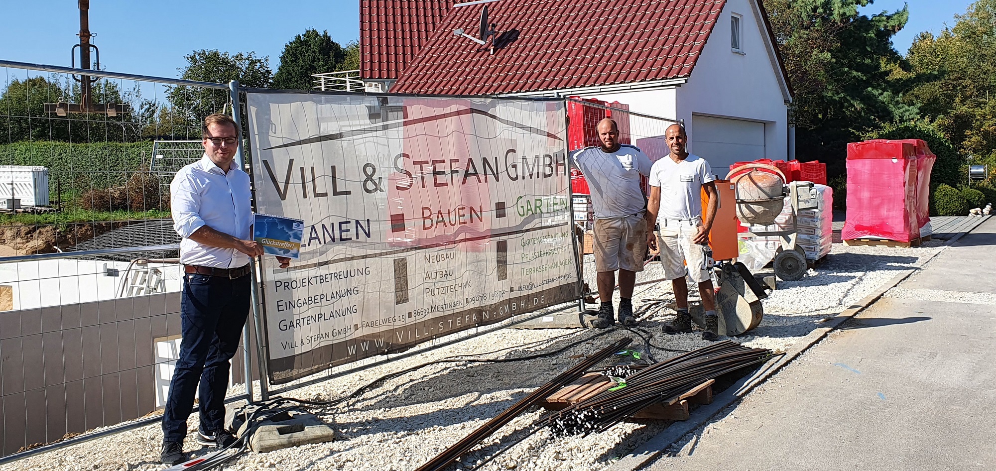 Stefan Vill und Tobias Stefan, Inhaber von Vill &amp; Stefan GmbH und Klemens Heininger, Geschäftsführer des Wirtschaftsförderverbands Donauries e.V. Foto: Dr. Celine Schulz (LRA)