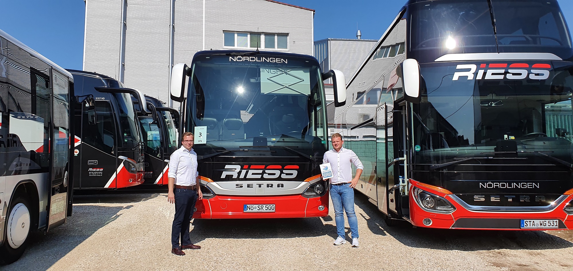 Stefan Riess, Inhaber der Stefan Riess Personenbeförderungs GmbH und Co. KG und Klemens Heininger, Geschäftsführer des Wirtschaftsförderverbands Donauries e.V. Foto: Dr. Celine Schulz (LRA)