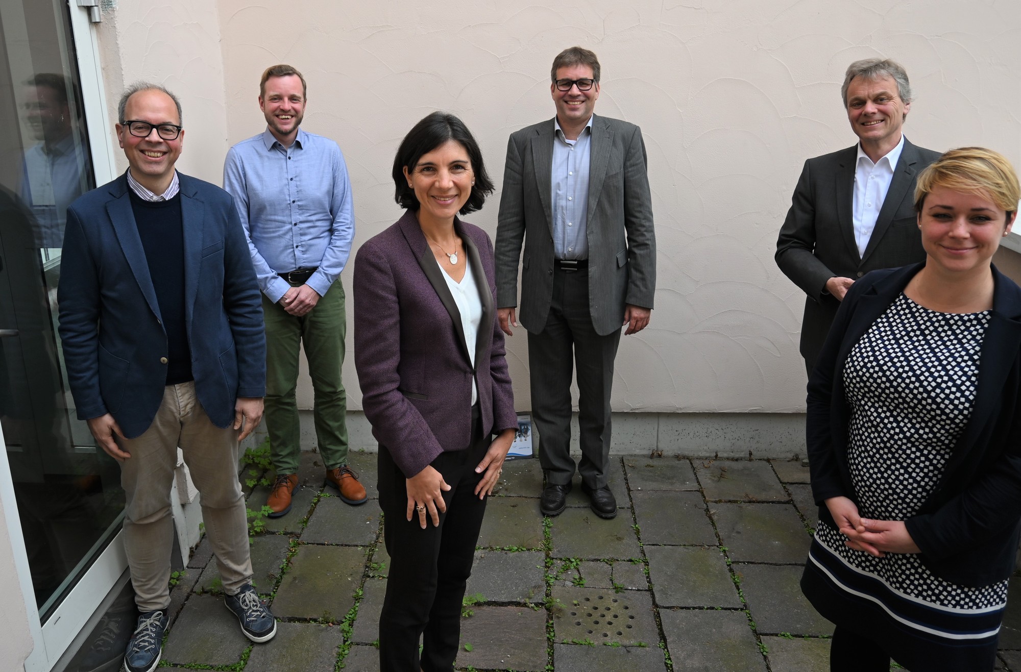 Gruppenbild mit (von links) David Coco, Bastian Goßner, Elodie Brian (alle von Go-Ahead Bayern), Augsburgs Wirtschaftsreferent Dr. Wolfgang Hübschle, IHK-Verkehrsspezialist Peter Stöferle sowie Julia Bülow, Unternehmenskommunikation von Go-Ahead Deutschland. Foto: Go-Ahead Bayern/Winfried Karg