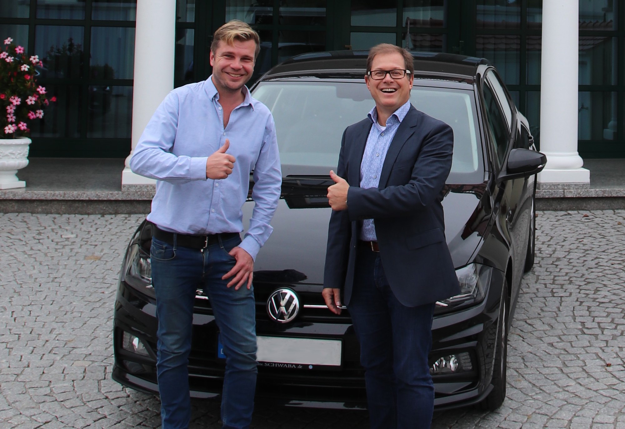 Von links: Andreas Schwinger (Head of Digital Business / MDN-Entwicklungsleiter) und Andreas Manntz (Melos Geschäftsführer) freuen sich über den erfolgreichen GoLive und Auftrag vom Volkswagen-Konzern. Foto: Melos