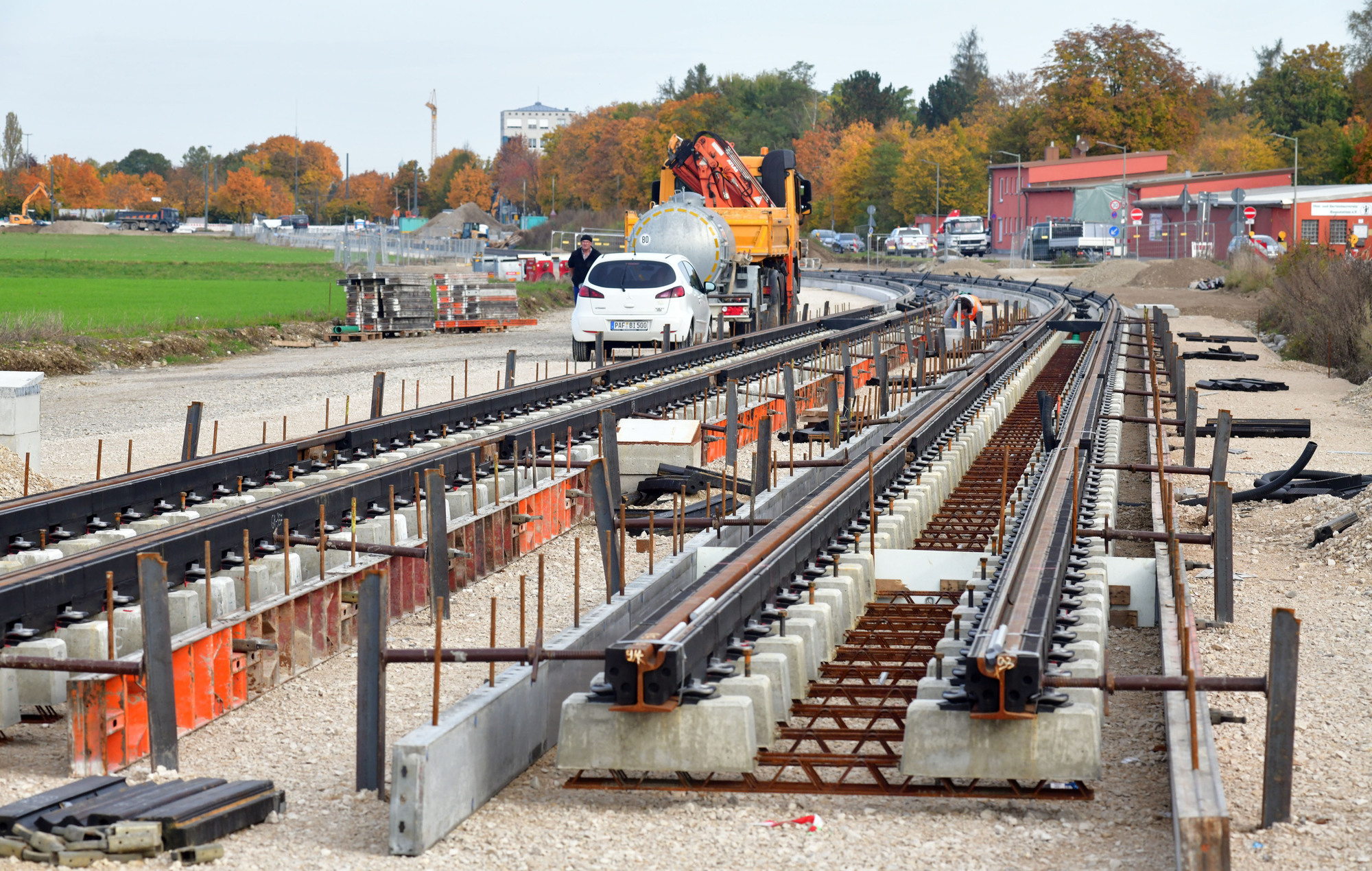 Der Bauabschnitt der neuen Linie 3 an der Inninger Straße ist schon nach den Herbstferien fertig. Ende 2021 wird  laut swa die gesamte Linie fertig sein. Foto: swa / Thomas Hosemann