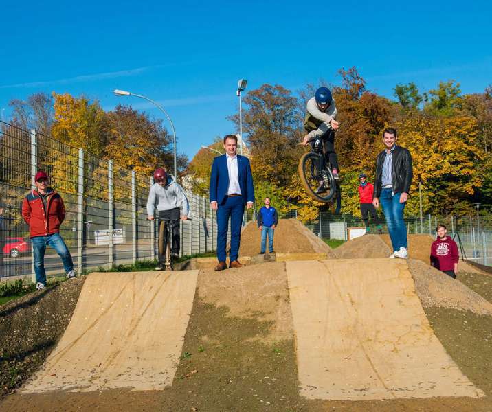 Rainer Falkner, Chris Burghardt, Oberbürgermeister Frank Kunz, Bauhof-Mitarbeiter Jochen Falkenstein, Benedikt Wilop, Peer Wilop, Jugendreferent Daniel Kaim und Fiete Böhme. Foto: Jan Koenen / Stadt Dillingen