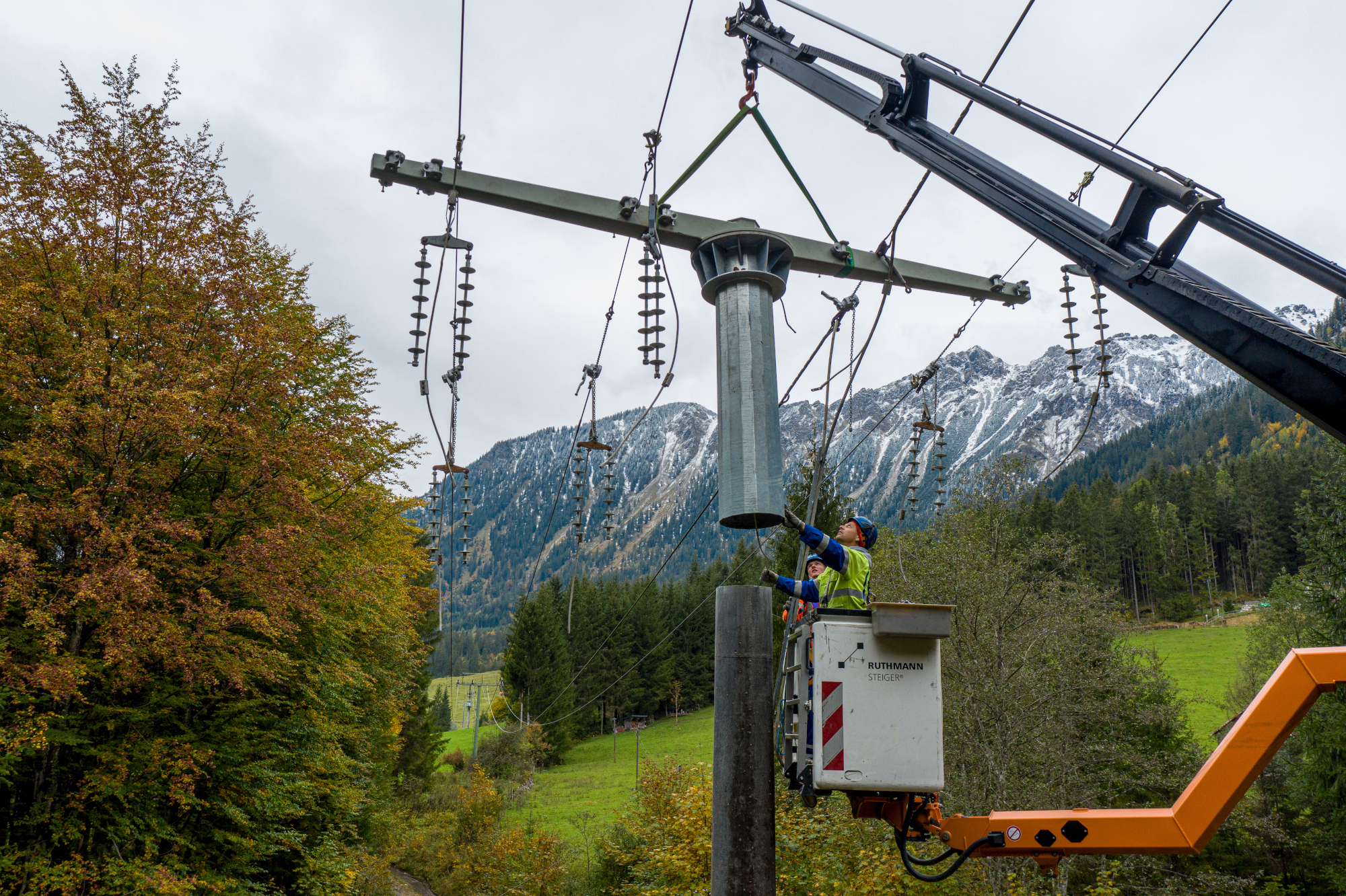 Neue Mast-Traverse ermöglicht Teilverkabelung der 20-kV-Verbindung zwischen dem Kraftwerk Auele und Ortsteil Hinterstein. Foto: LEW / Timian Hopf
