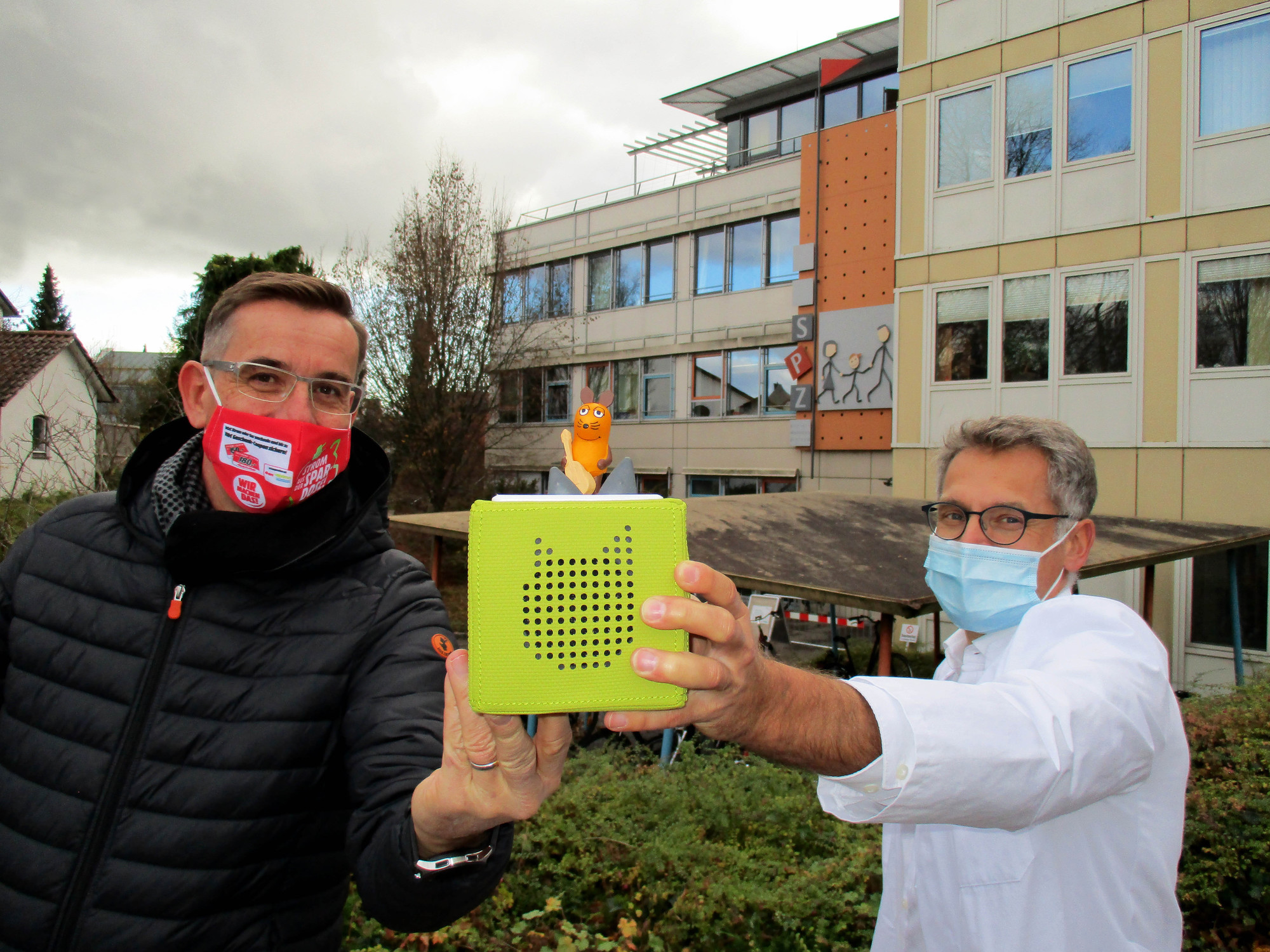 Der Memminger MediaMarkt hat der Kinderklinik sechs Tonieboxengeschenkt. Im Bild (von links): Geschäftsführer Ulrich Kleine vomMediaMarkt und Kinderklinik-Chefarzt Prof. Dr. David Frommhold. Foto: Schopf/Klinikum Memmingen