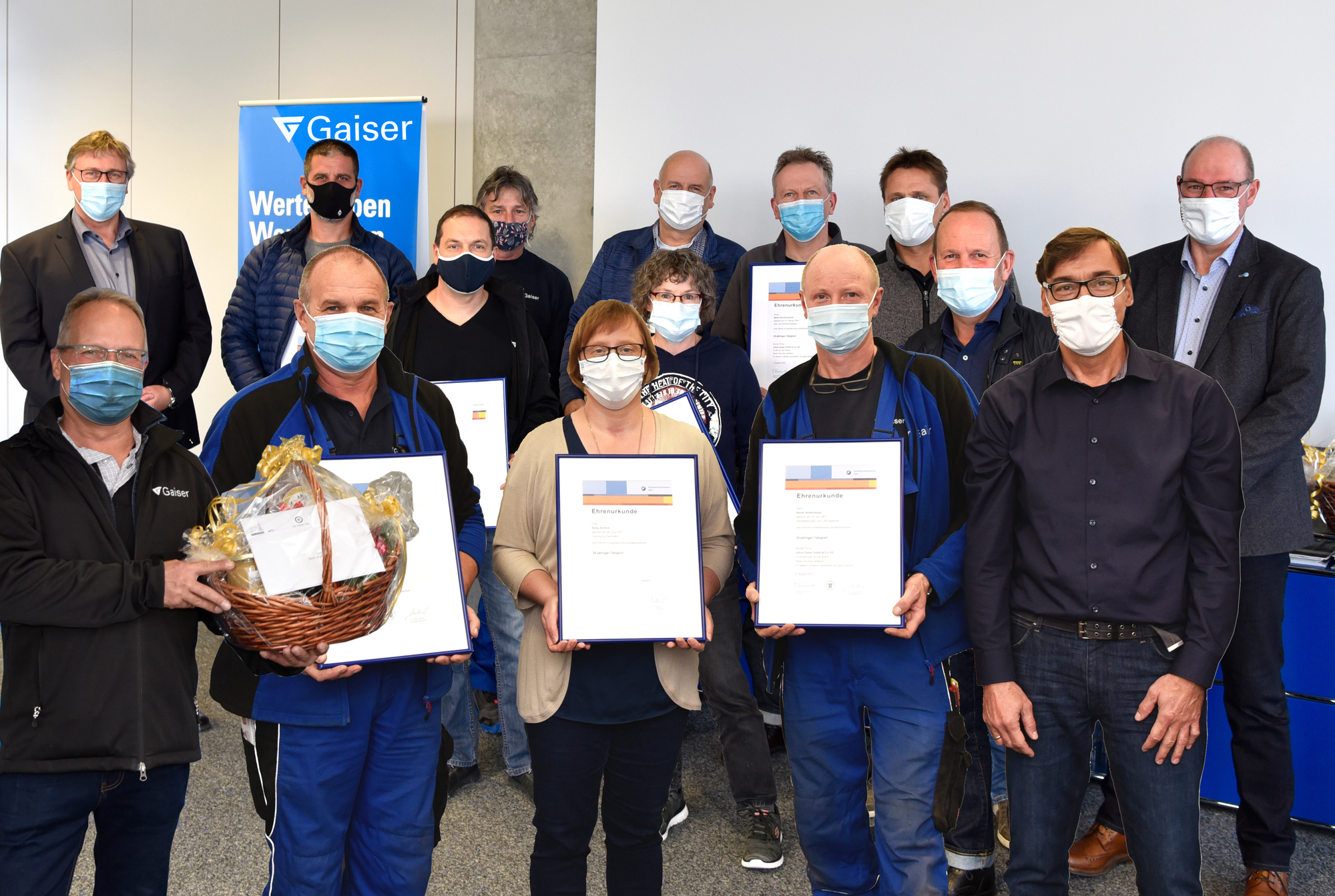 Eine Fotomontage von Gaiser zur Darstellung der Jubilare gemeinsam mit den beiden Geschäftsführern und dem Niederlassungsleiter von Heidenheim. Foto: Gaiser