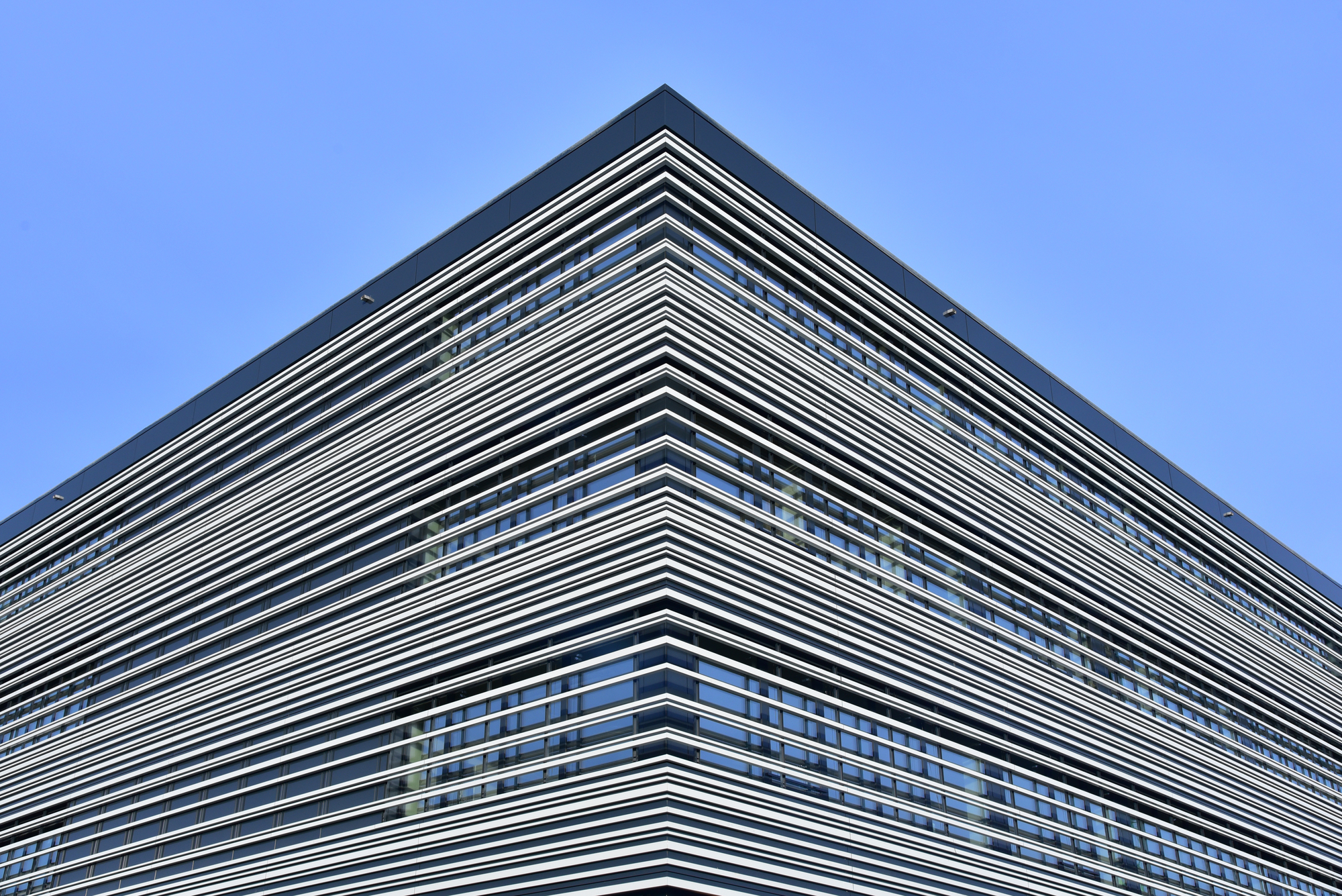 Symbolbild. Eine Detailansicht der Fassade des Weitblick 1.7 im Augsburger Innovationspark. Foto: Reinhold Ratzer Fotografie
