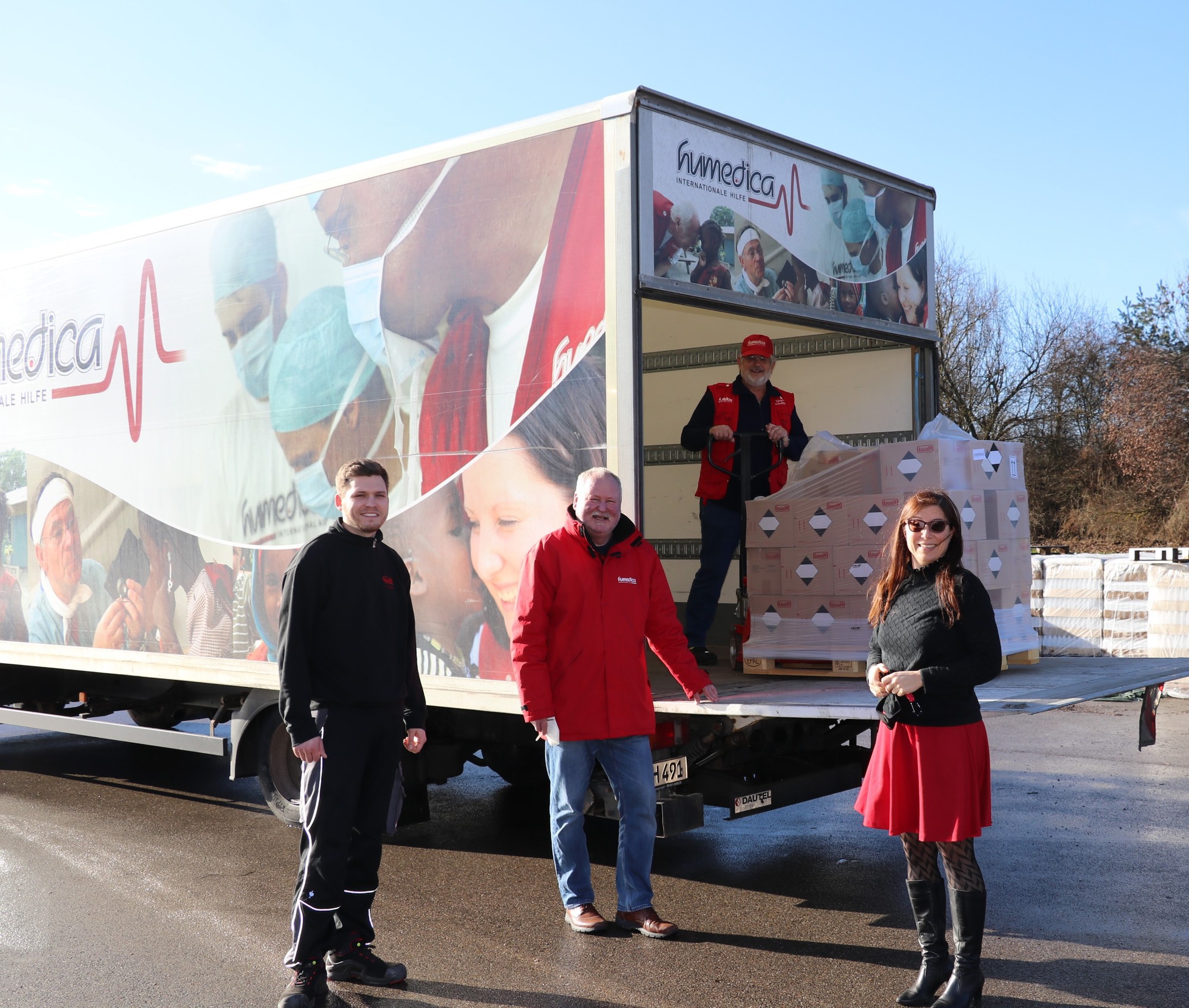 2.000 Liter Desinfektionsmittel spendet die Firma Buzil aus Memmingen an den Kaufbeurer Hilfsverein Humedica. Foto: Buzil
