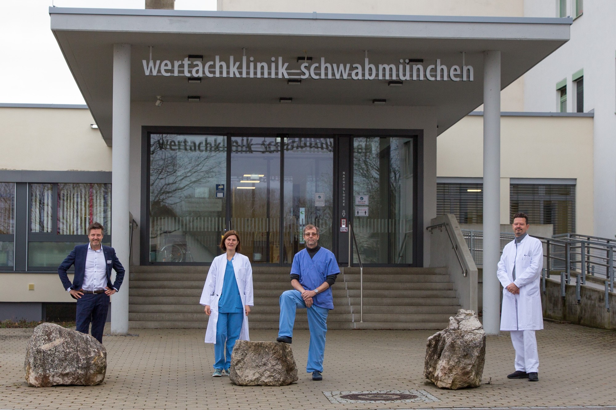 <strong>Dr. Wolfgang Oblinger (2.v.re) und Dr. Janina von Rüden (2.v.li) erweitern das Spektrum des Medizinischen Versorgungs-Zentrums (MVZ) der Wertachkliniken in Schwabmünchen mit einer endoskopischen und gastroenterologischen Praxis. Klinikvorstand Martin Gösele (li) und der ärztliche Leiter des MVZ, Dr. Jürgen Walter (re) begrüßen die beiden neuen Fachärzte vor der Wertachklinik. Foto: Wertachklinik Schwabmünchen</strong>