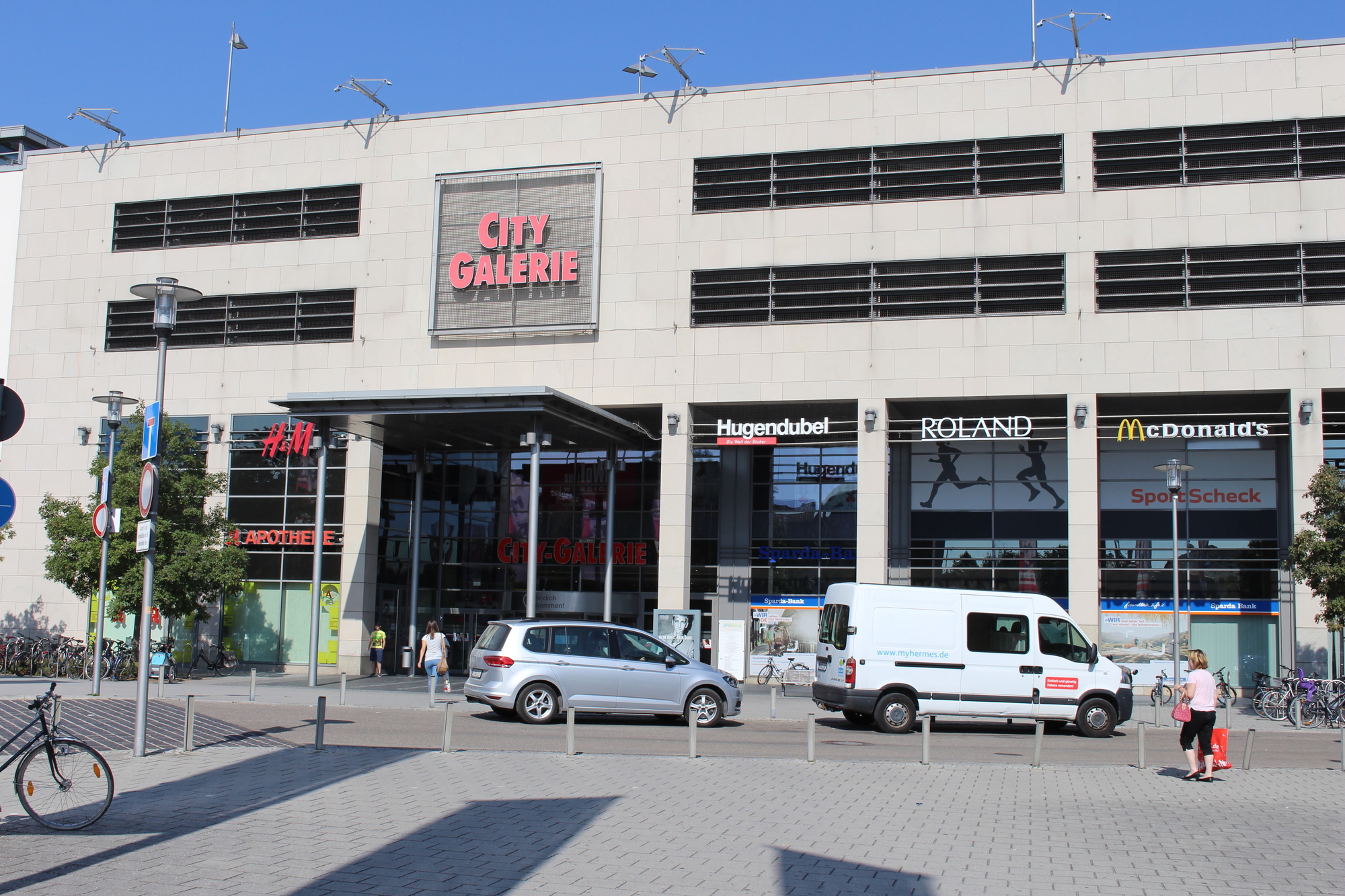 Die Schaufenster der City-Galerie werden rot leuchten. Mit dieser Installation soll auf die Lage der Einzelhändler aufmerksam gemacht werden. Foto: B4B WIRTSCHAFTSLEBEN SCHWABEN
