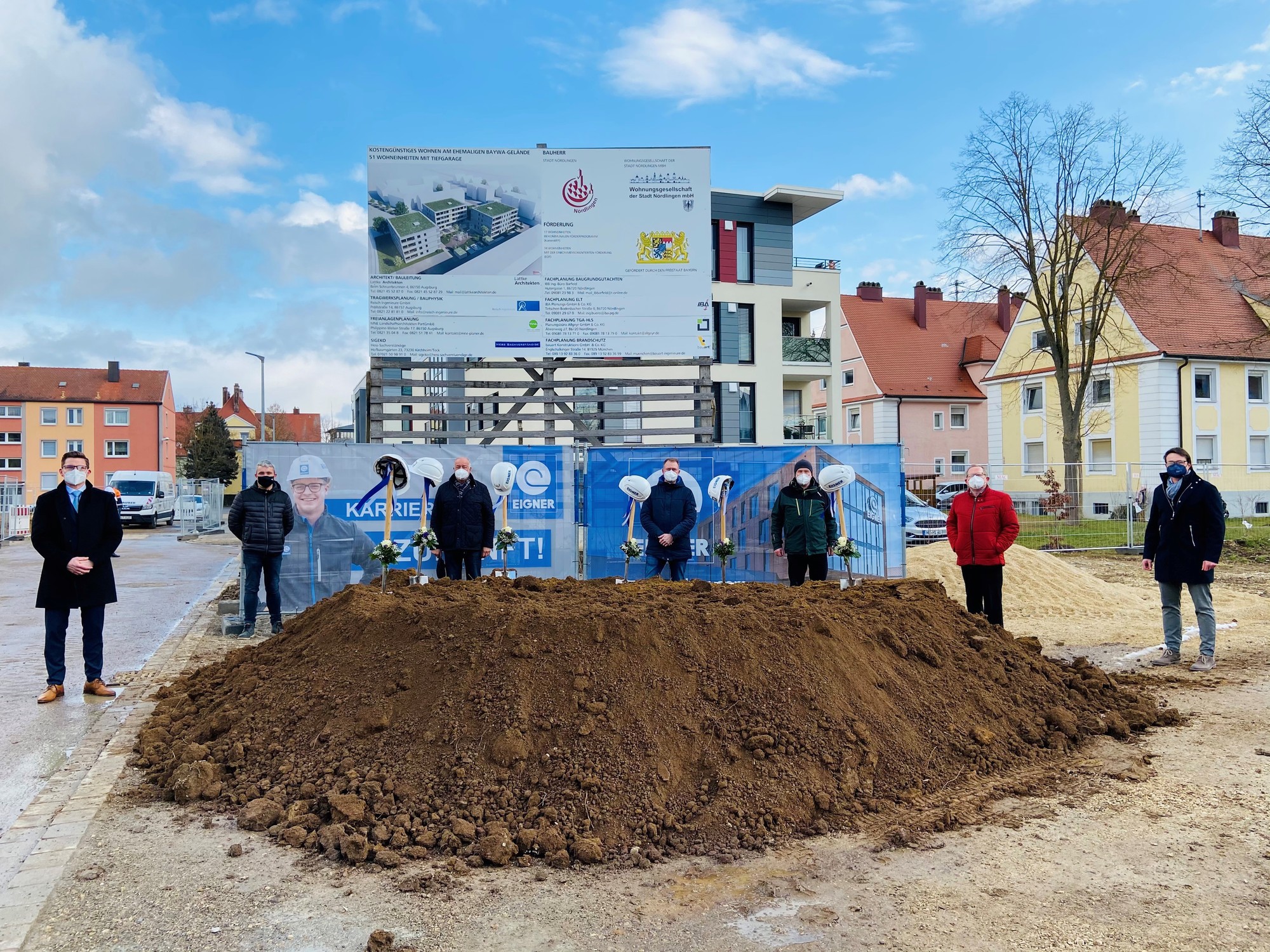 Beim Spatenstich zum Baubeginn: Oberbürgermeister David Wittner, Leiter städt. Sachgebiet Hochbau Jürgen Eichelmann, Alt-Oberbürgermeister Hermann Faul, Stadtbaumeister Hans-Georg Sigel, Architekt Frank Lattke, Geschäftsführer der Wohnungsgesellschaft Blasius Wizinger und Geschäftsführer der EIGNER Bauunternehmung GmbH Wolfram Uhl. Foto: Stadt Nördlingen
