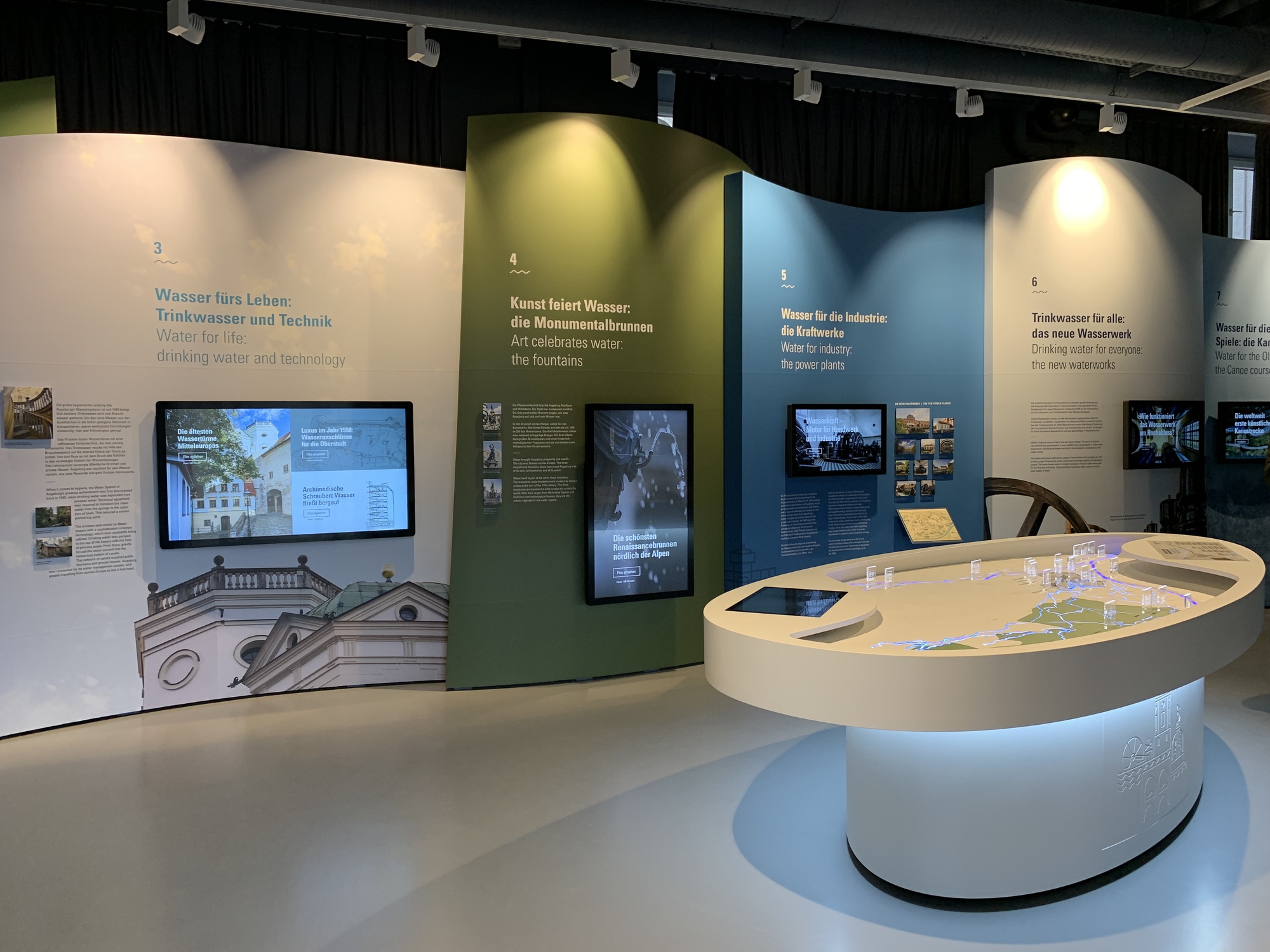 Am 22.03. eröffnet – das Welterbe Info-Zentrum Augsburg: Info-Wände und Möbel wurden von deka messebau auf Maß gefertigt. Foto: deka messebau
