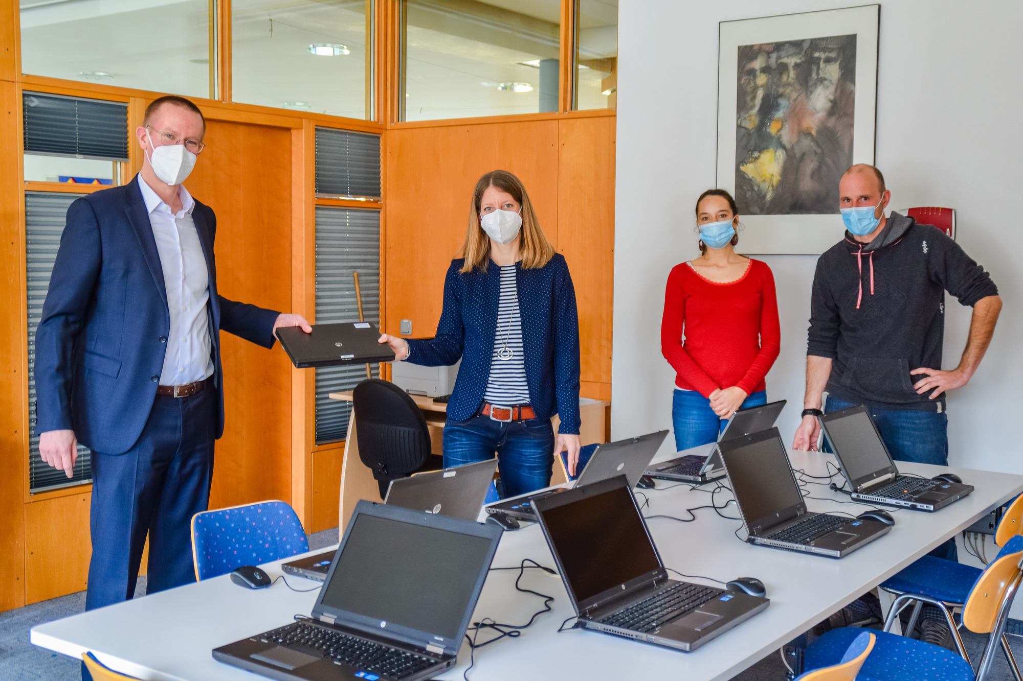 Bei der Geräteübergabe: Uwe Berg, Systembetreuer der Elsbethenschule, Nicola Lang, Konrektorin der Elsbethenschule, Julia Scheibel, Vorsitzende des Förderkreises Elsbethenschule e.V. mit Dr. Johannes Epple Vice President Corporate IT bei Multivac. Foto: Multivaac