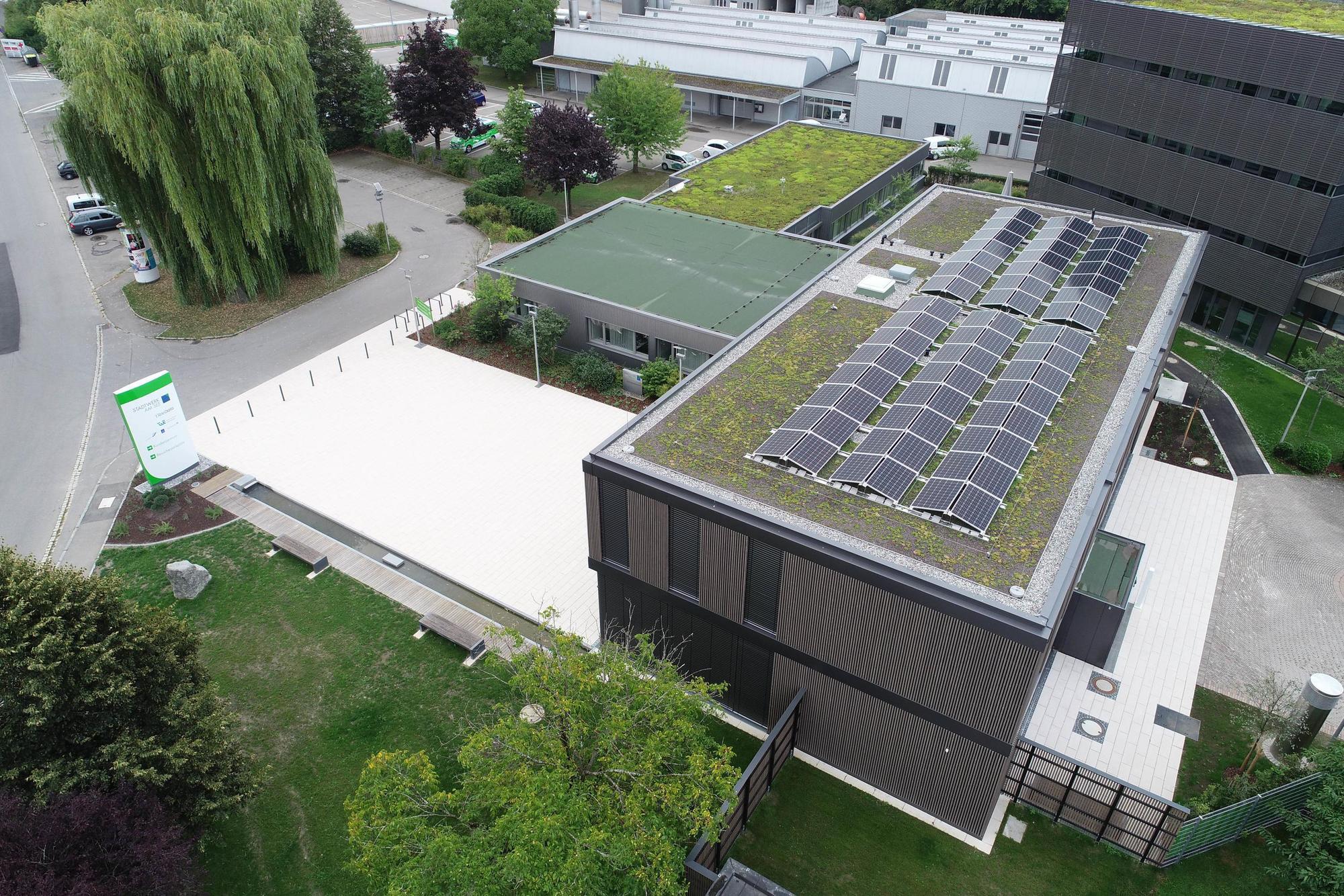 PV-Anlagen wie hier auf dem SWSee-Kundenzentrum Friedrichshafen und E-Mobilität zahlen ebenso auf das EMAS-Konto wie Verbesserungen in den internen Betriebsabläufen. Foto: Stadtwerk am See