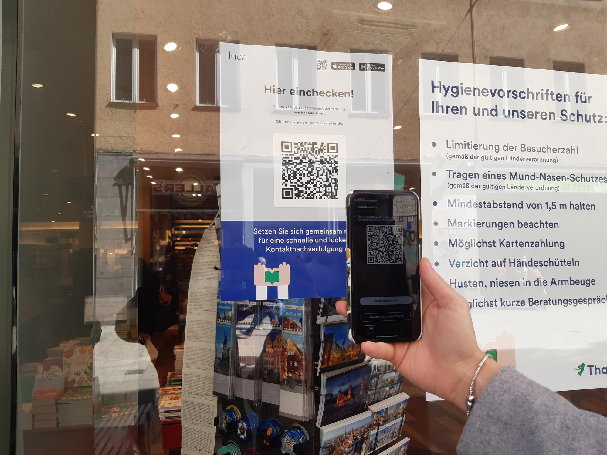 Die Luca App ist im Stadtgebiet Augsburg freigeschaltet – zum Beispiel bei Thalia in der Annastraße. Foto: B4B WIRTSCHAFTSLEBEN SCHWABEN/ Michael Ermark