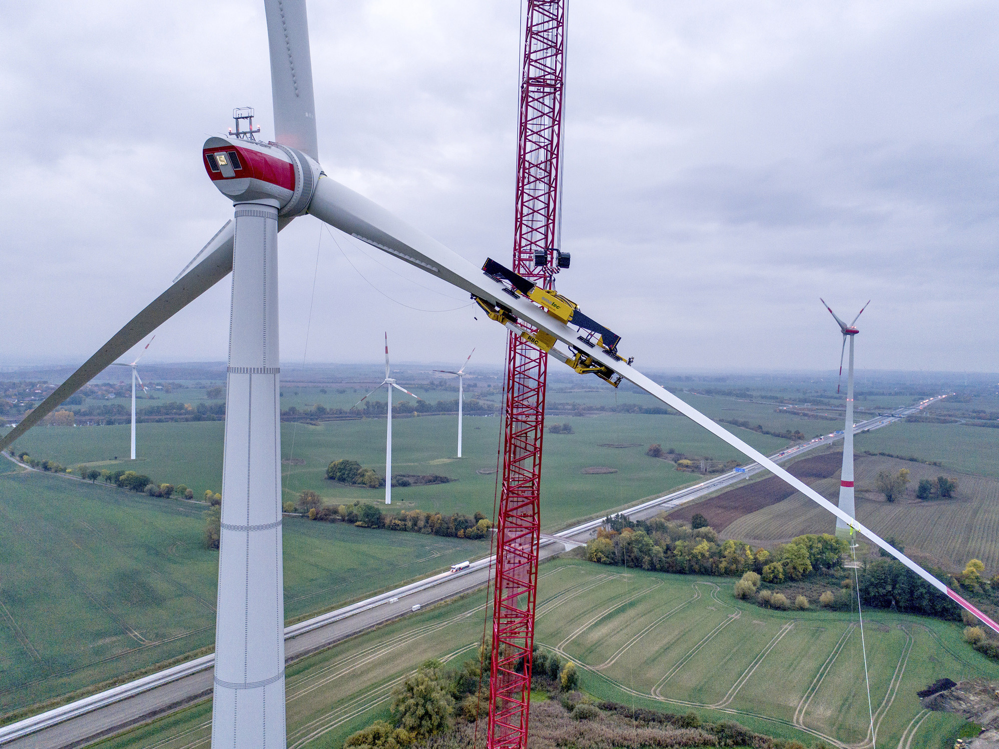 Die Montage an den Windkraftanlagen von Enercon. Foto: ematec AG