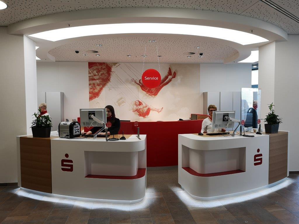 Neues Ambiente auch im Servicebereich. Plexiglastrennscheiben schützen darüber hinaus Servicemitarbeitende und Kundschaft. Foto: Pascal Feldhoffer (sska)