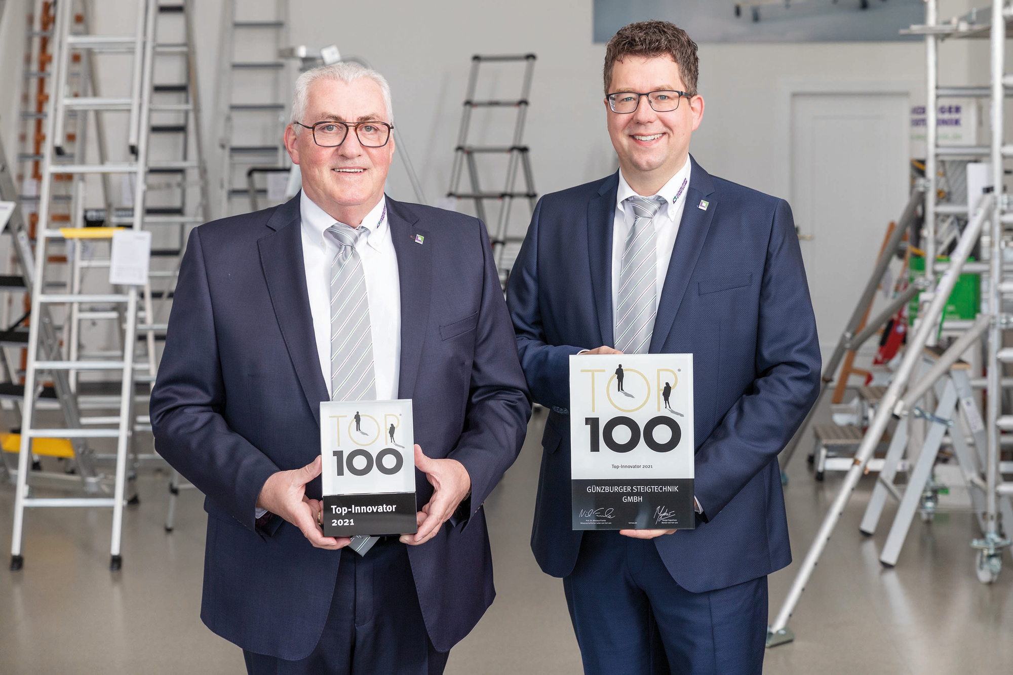 Die Günzburger Steigtechnik wurde 2021 erneut zum TOP 100 Innovator des deutschen Mittelstands gekürt. Darüber freuen sich die beiden Geschäftsführer Ferdinand Munk und Alexander Werdich (von links). Foto: Günzburger Steigtechnik