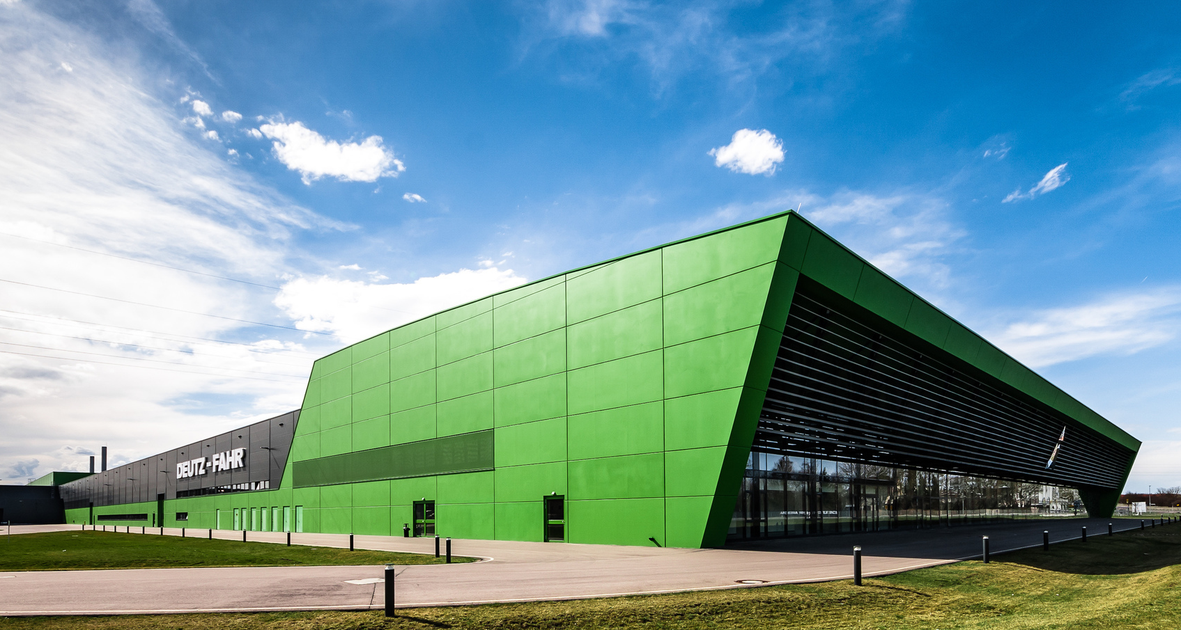 Formensprache der typischen DEUTZ-FAHR-Motorhaube: Frontgebäude des Traktorenwerks in Lauingen. Foto: OTT ARCHITEKTEN