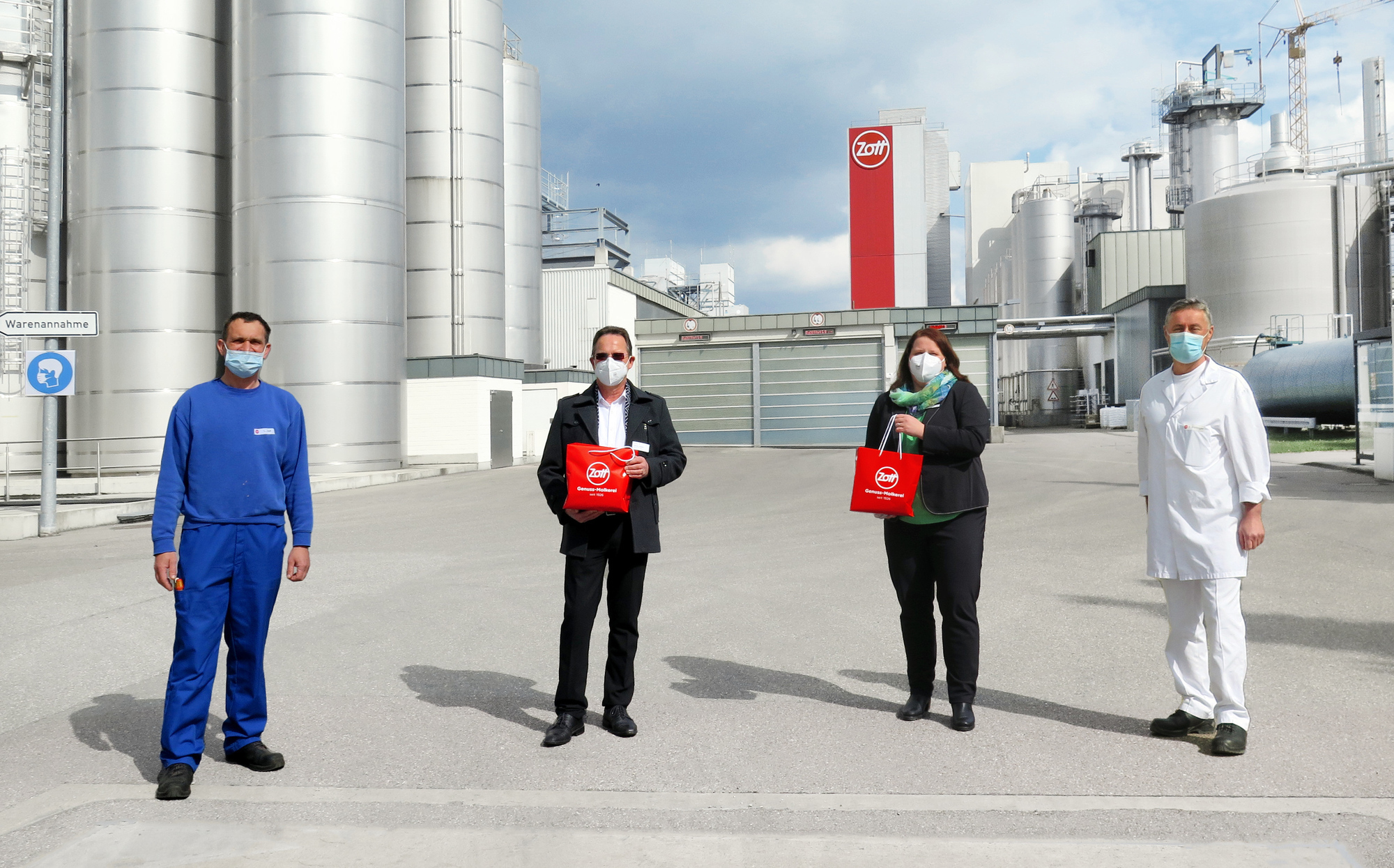 In Günzburg übergaben Vertreter des Standorts die Gutscheinpakete an die beiden Kliniken. Von links: Lothar Jall (Zott-Betriebsratsvorsitzender), Wilhelm Wilhelm (Regionalleiter BKH Günzburg), Angela Mändle (stellv. kaufmännische Direktorin Kreiskliniken Günzburg-Krumbach), August Etzlinger (Werksleiter Zott). Foto: Zott