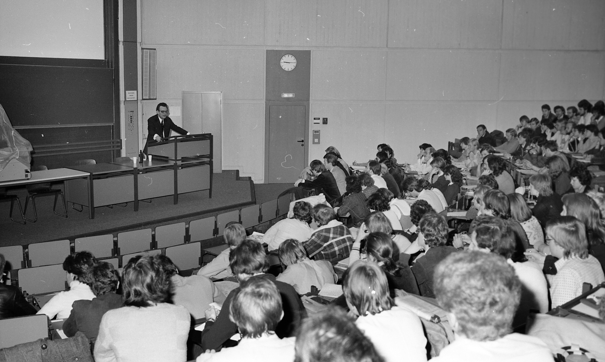 Eine der ersten Vorlesungen im Hörsaal I im Hörsaalzentrum im Juli 1979. Foto: Zentrale Fotostelle der Universitätsbibliothek Augsburg
