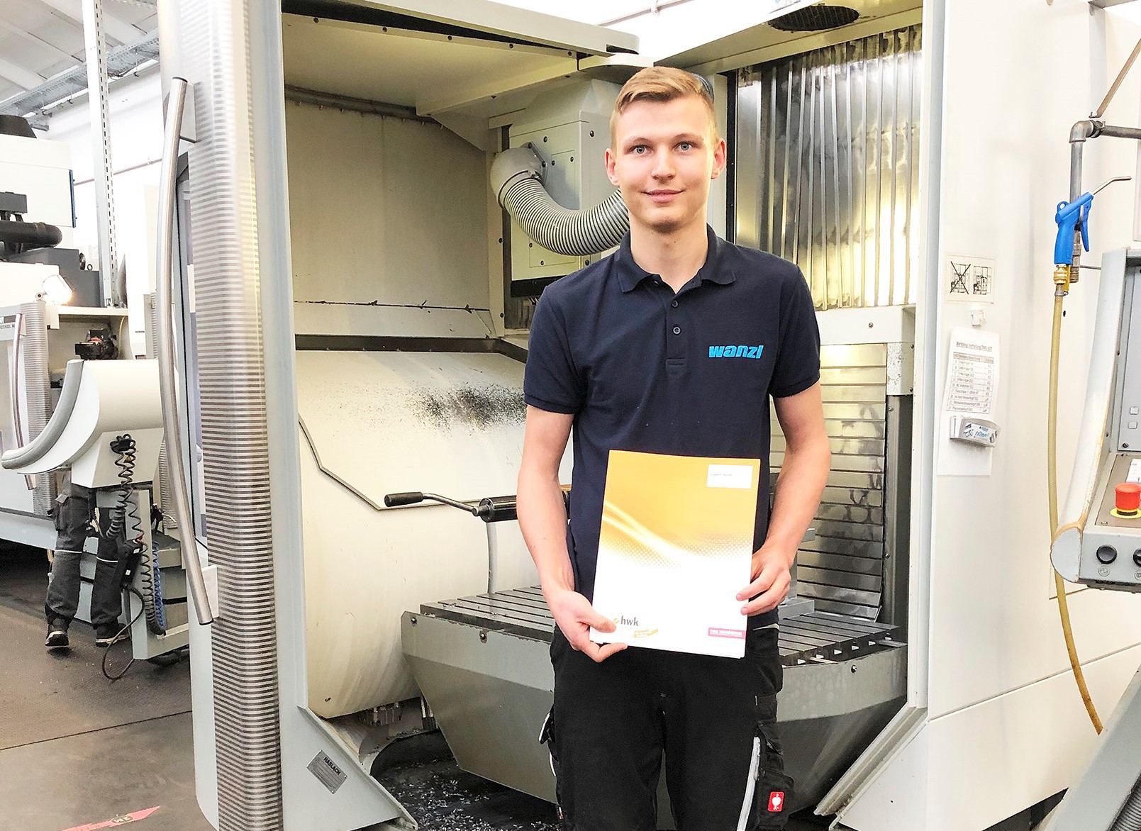 Zehn Auszubildende im Bereich der Kreishandwerkerschaft Memmingen-Mindelheim konnten ihre Berufsausbildung mit großem Erfolg abschließen. Das Foto zeigt Daniel Lippert, der seine Ausbildung zum Feinwerkmechaniker FR Maschinenbau bei der Wanzl Metallwarenfabrik GmbH in Kirchheim als Besten unter den Besten abschloss. Foto: Kreishandwerkerschaft Memmingen-Mindelheim
