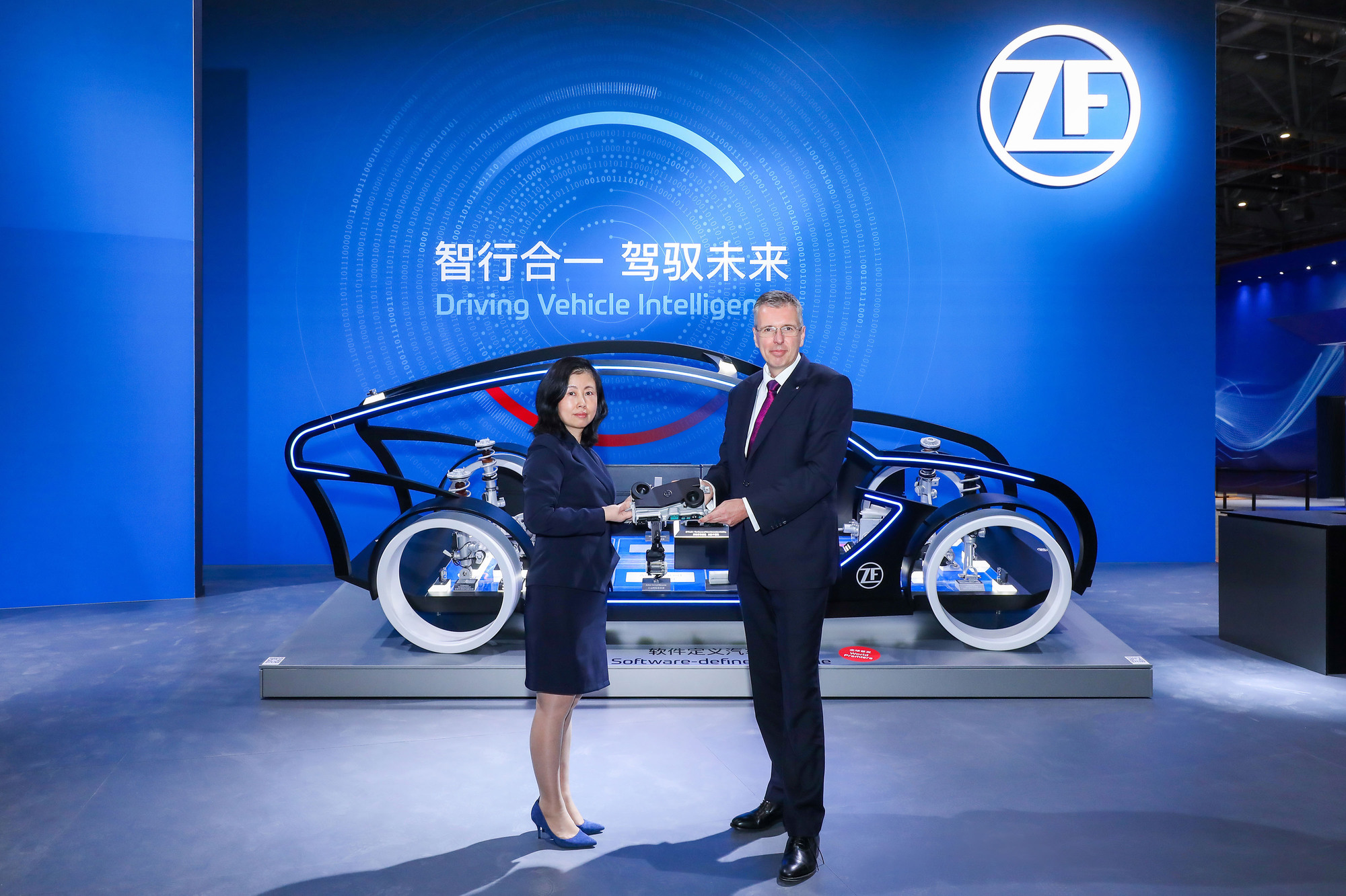 Dr. Holger Klein, ZF-Vorstandsmitglied, und Renee Wang, ZF China President und SVP Operations in Asia Pacific, präsentieren den ZF ProAI auf der Auto Shanghai 2021. Foto: ZF Friedrichshafen