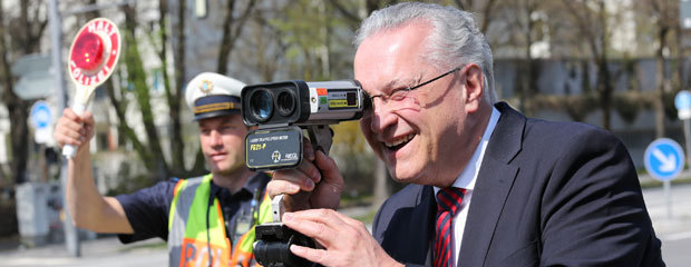 Bayerns Innenminister Joachim Herrmann am Blitzgerät. Foto: Bayerns Polizei