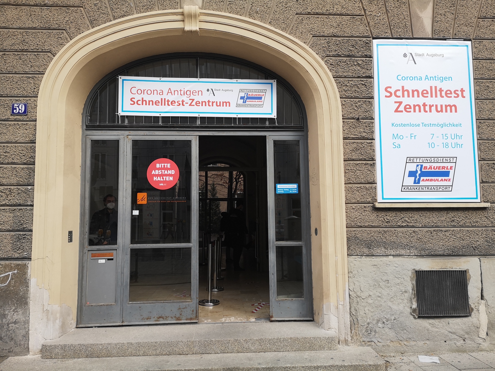 Ein Corona-Schnelltestzentrum befindet sich in der Augsbugrer Maximilianstraße. Foto: Gerda Rathgeber / B4B WIRTSCHAFTSLEBEN SCHWABEN