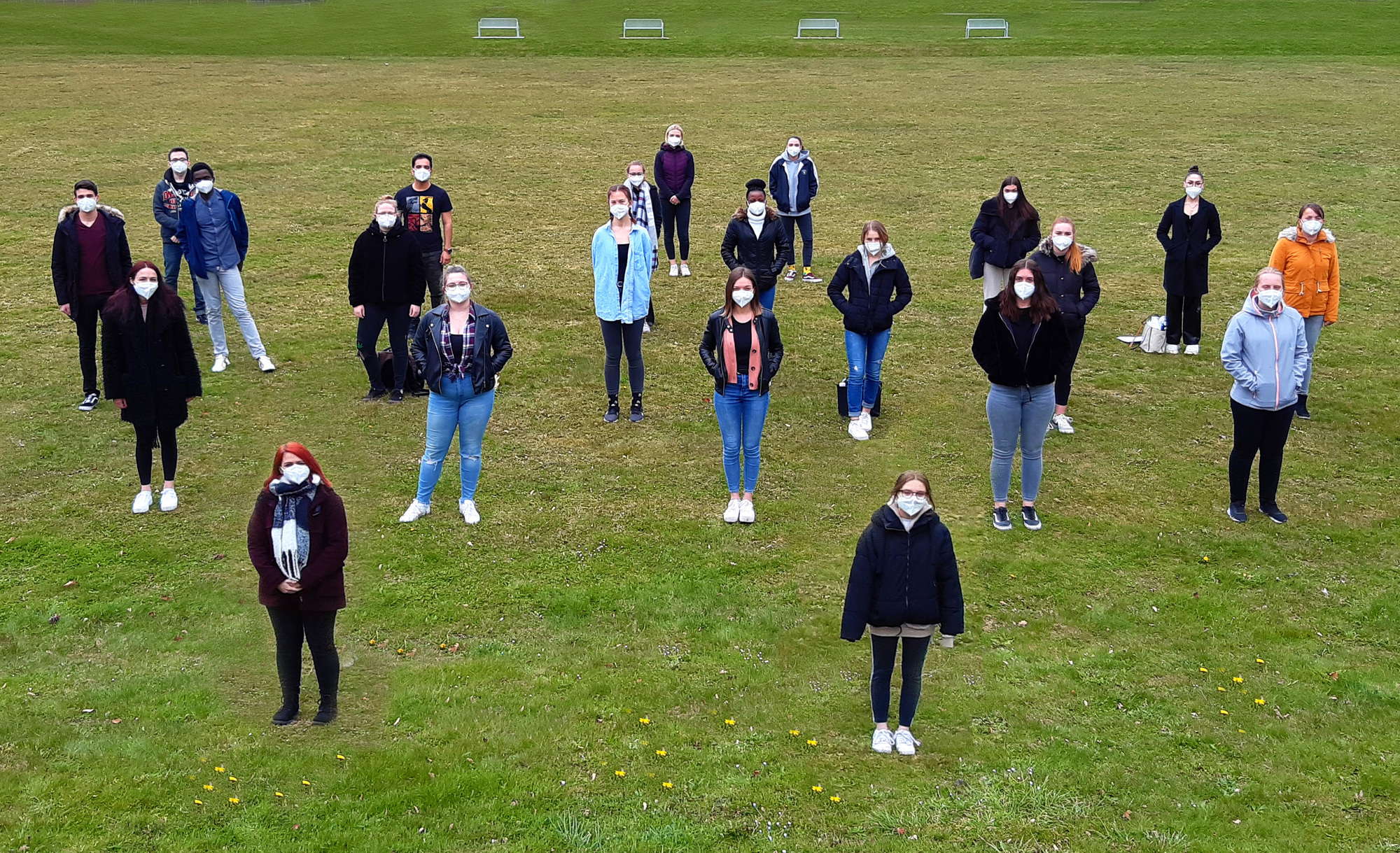 Anfang April begann die neue Klasse F 21 der Berufsfachschule für Pflege am BKH Günzburg ihre dreijährige Ausbildung. Foto: Carina Müller