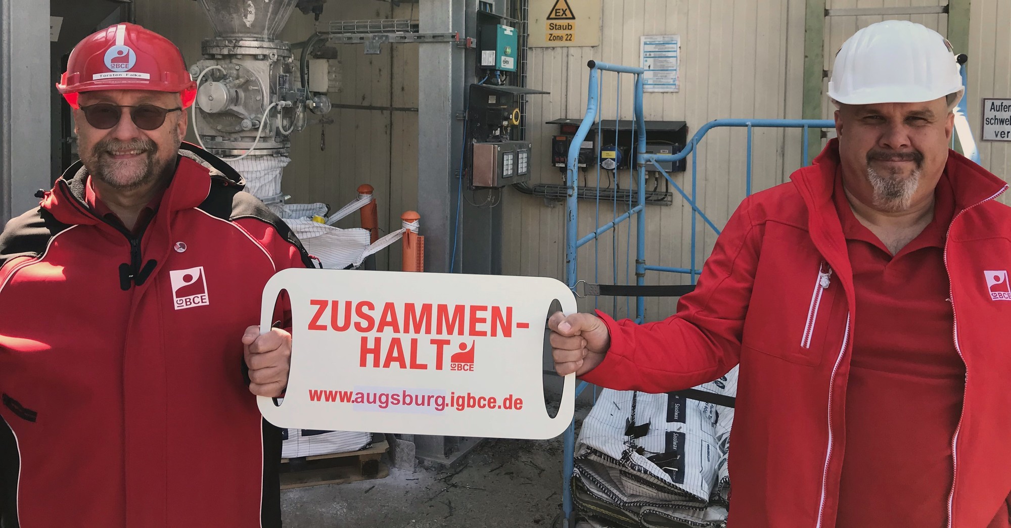 Von rechts: Richard Tschernatsch, neuer Bezirksvorsitzender des IG BCE Bezirksvorstandes und Torsten Falke, IG BCE Bezirksleiter. Foto: IG BCE